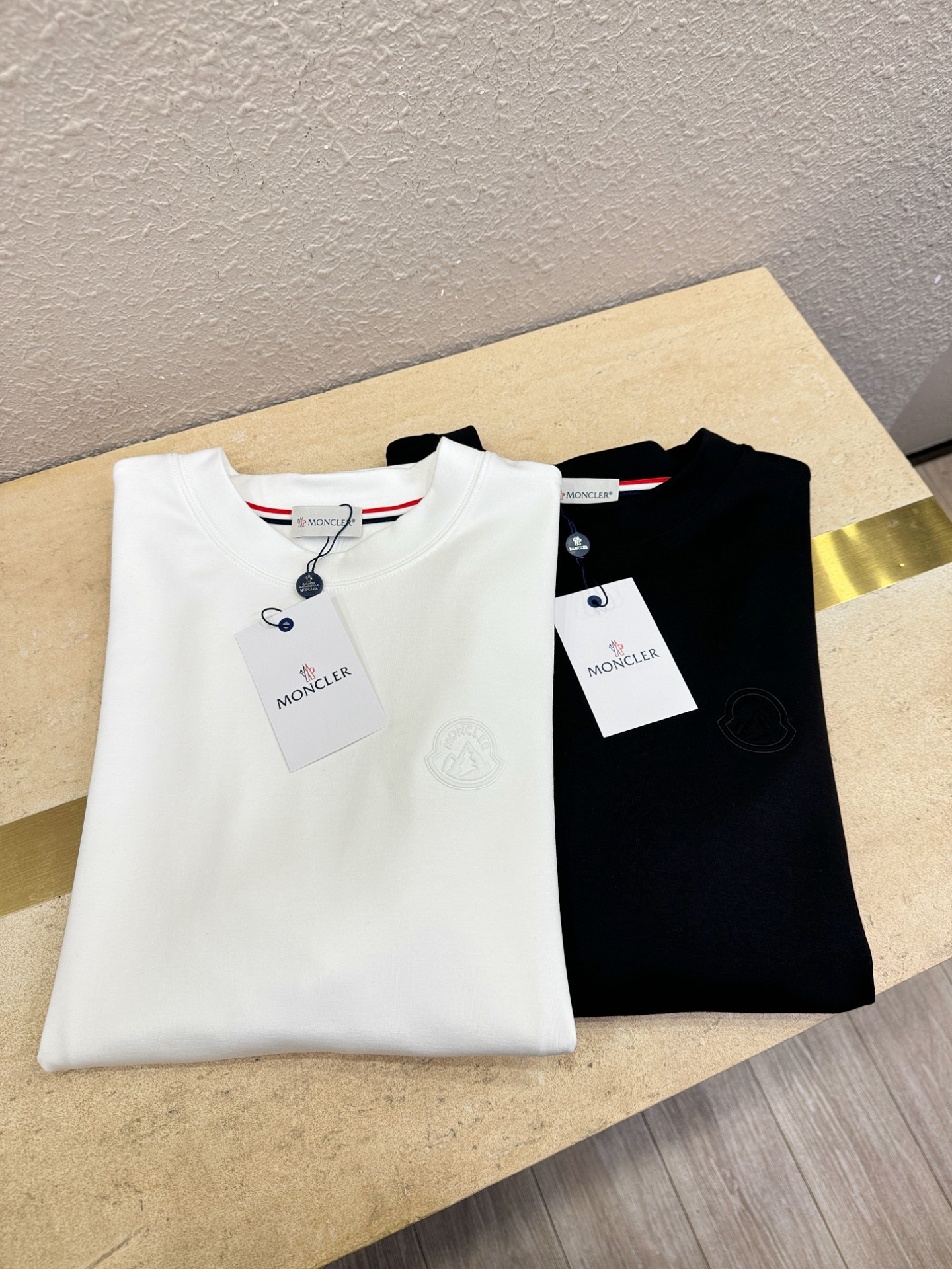 Moncler蒙口 2025ss秋冬新品 长袖T恤，经典Logo设计，百搭款 官网同步发售 定制面料，柔