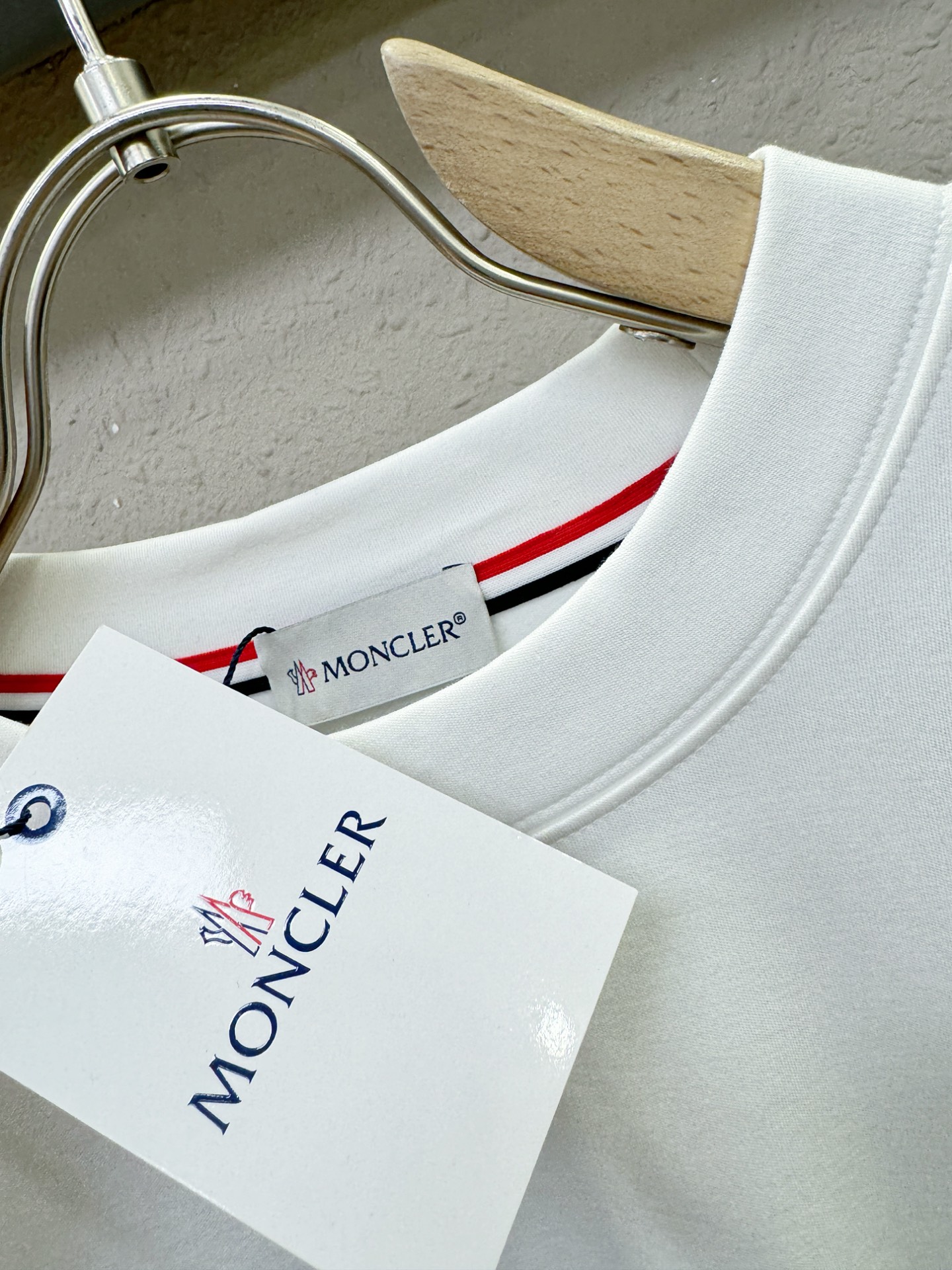 Moncler蒙口 2025ss秋冬新品 长袖T恤，经典Logo设计，百搭款 官网同步发售 定制面料，柔