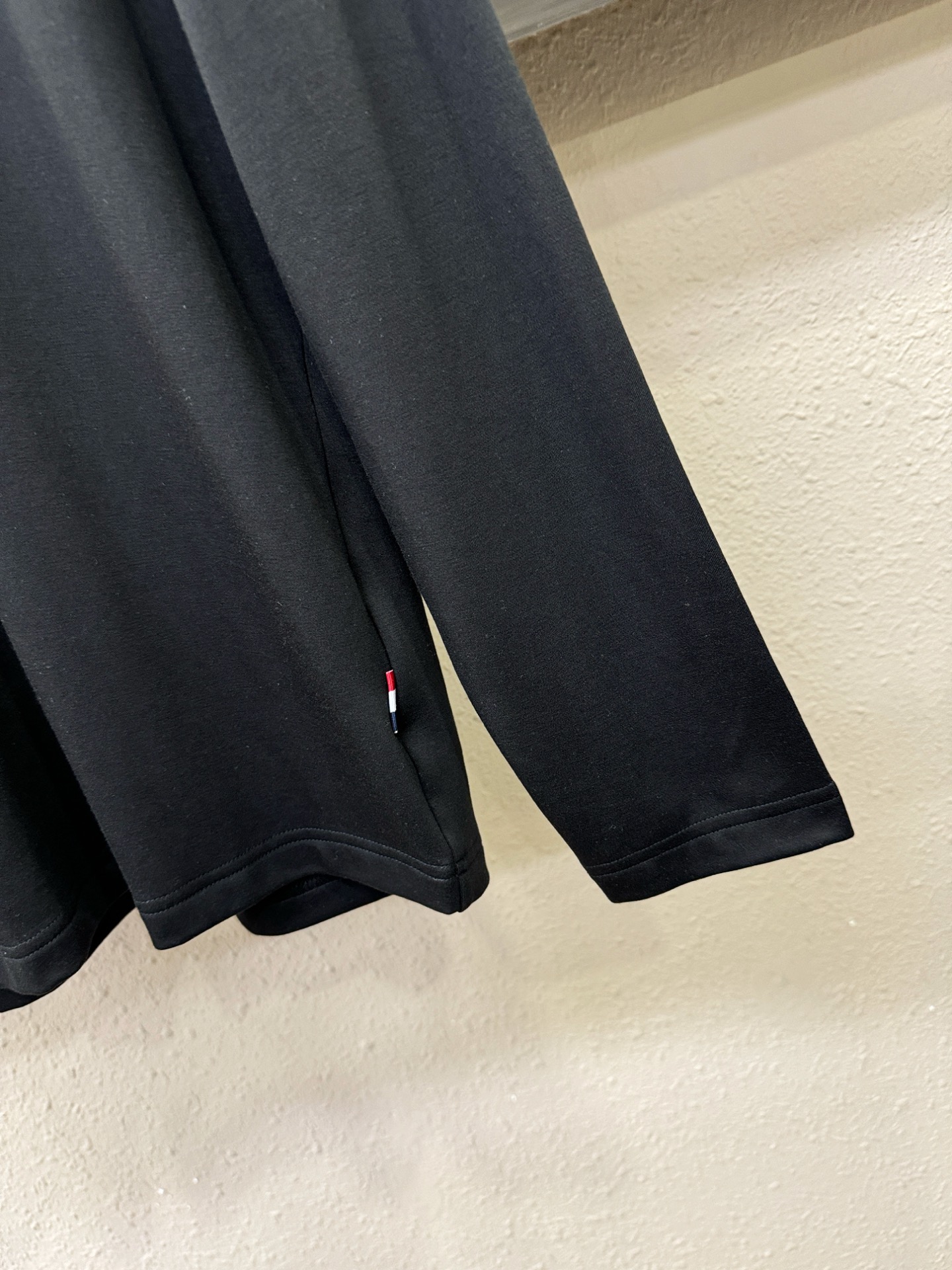 Moncler蒙口 2025ss秋冬新品 长袖T恤，经典Logo设计，百搭款 官网同步发售 定制面料，柔