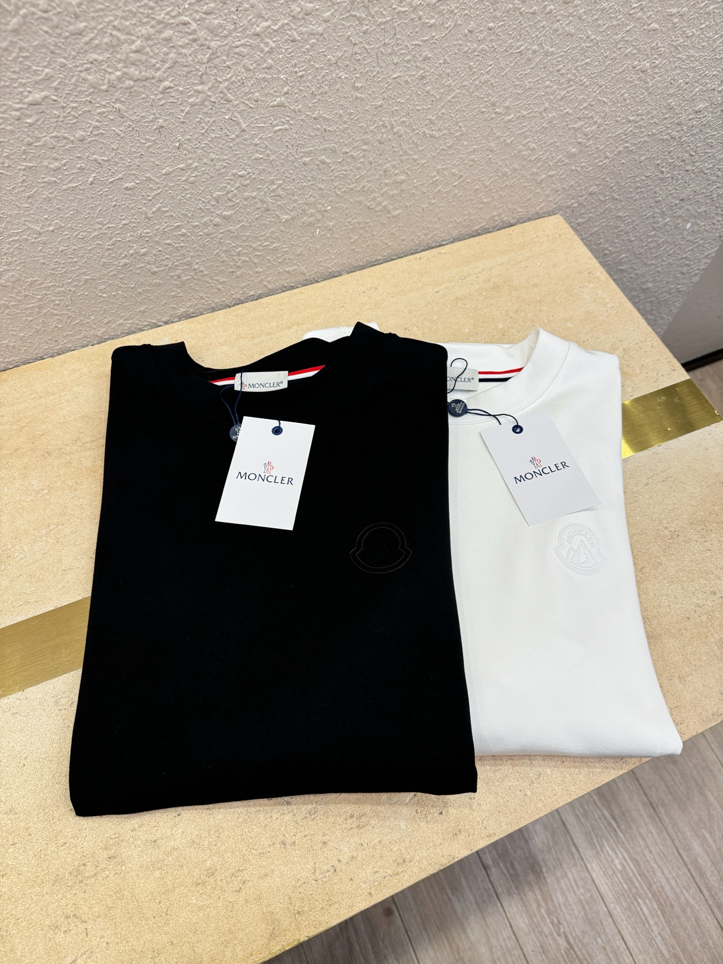 Moncler蒙口 2025ss秋冬新品 长袖T恤，经典Logo设计，百搭款 官网同步发售 定制面料，柔