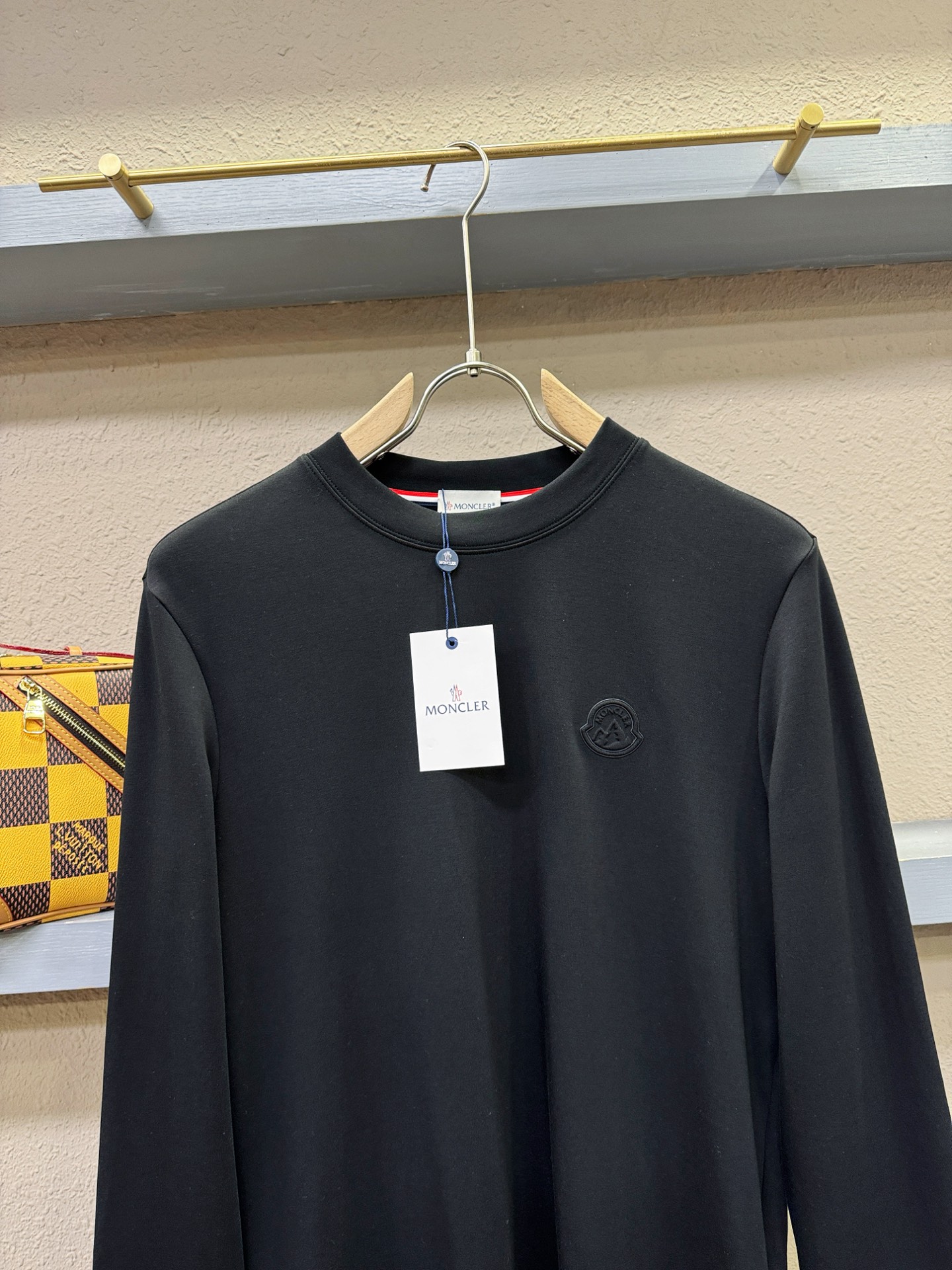 Moncler蒙口 2025ss秋冬新品 长袖T恤，经典Logo设计，百搭款 官网同步发售 定制面料，柔