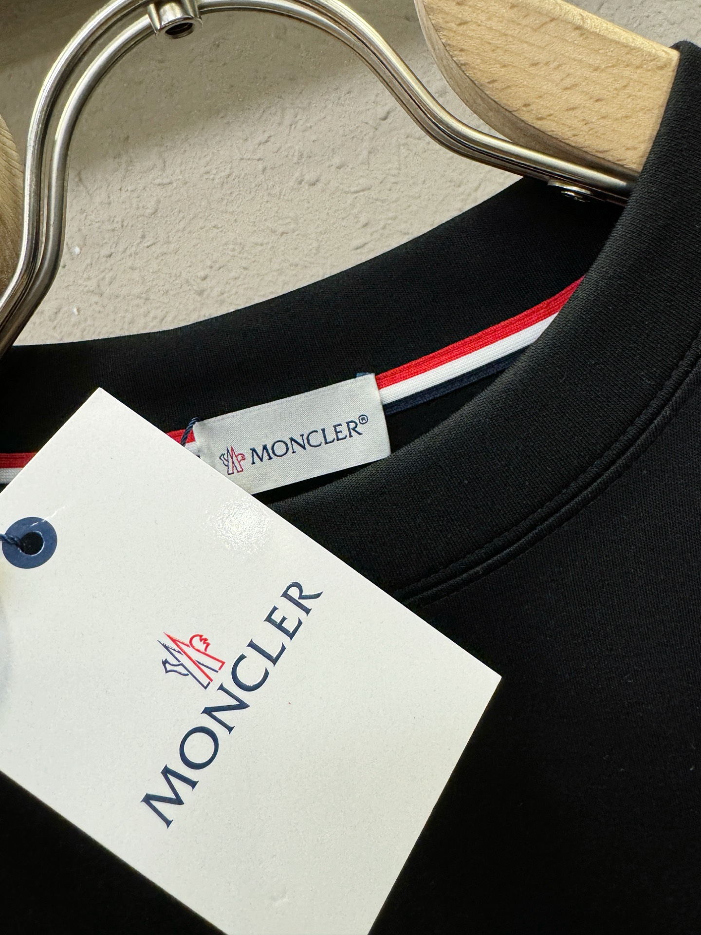 Moncler蒙口 2025ss秋冬新品 长袖T恤，经典Logo设计，百搭款 官网同步发售 定制面料，柔