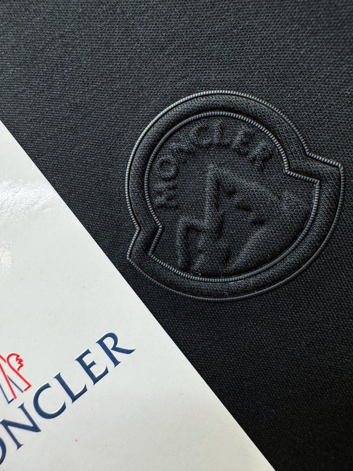 Moncler蒙口 2025ss秋冬新品 长袖T恤，经典Logo设计，百搭款 官网同步发售 定制面料，柔