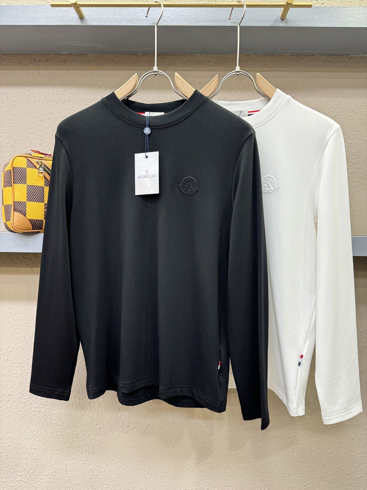 Moncler蒙口 2025ss秋冬新品 长袖T恤，经典Logo设计，百搭款 官网同步发售 定制面料，柔