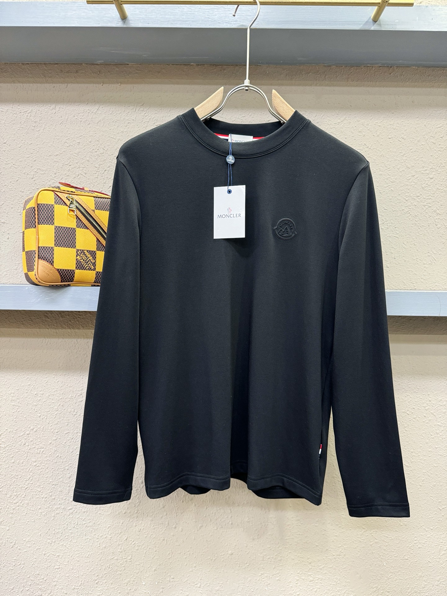 Moncler蒙口 2025ss秋冬新品 长袖T恤，经典Logo设计，百搭款 官网同步发售 定制面料，柔