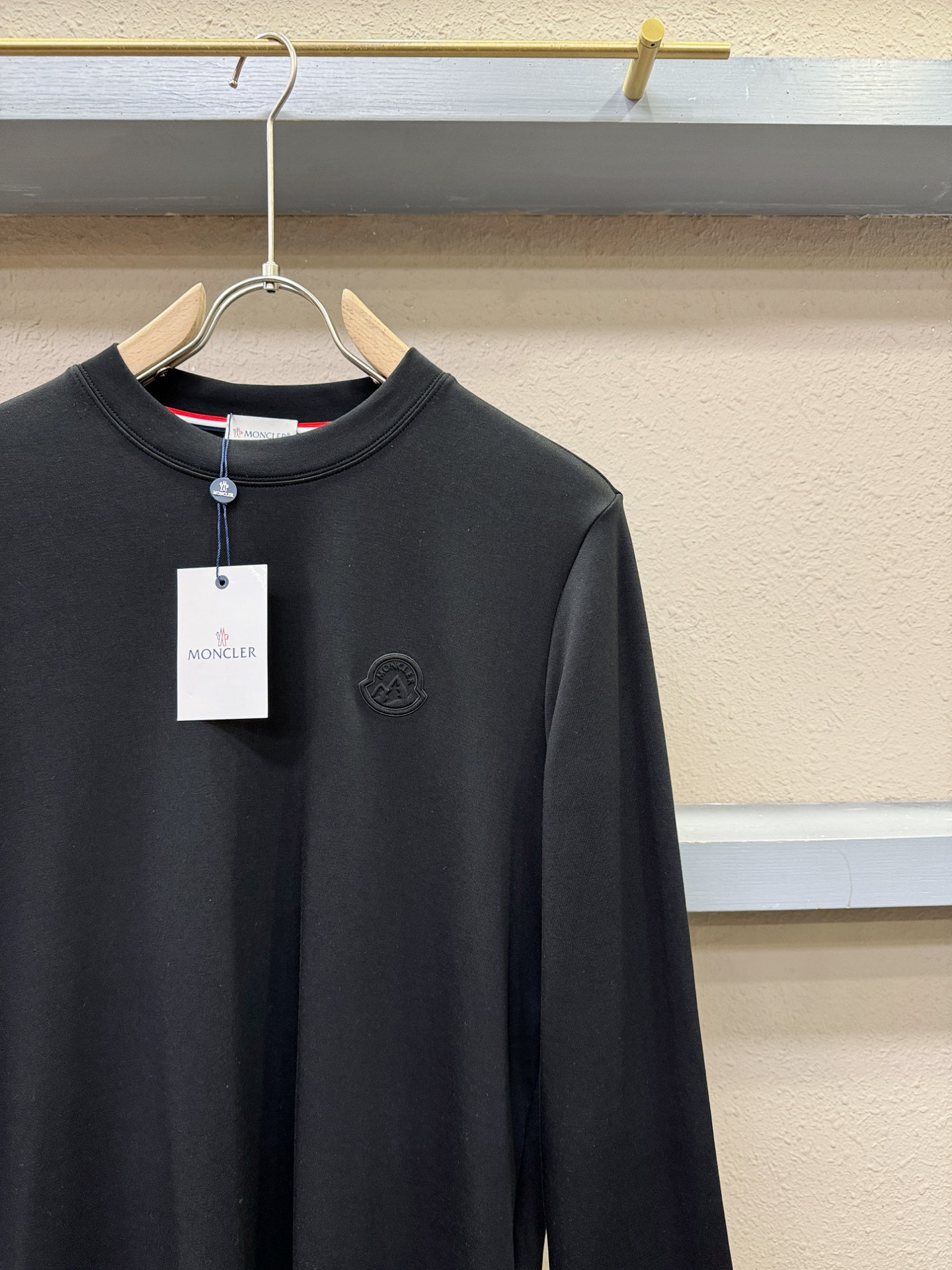 Moncler蒙口 2025ss秋冬新品 长袖T恤，经典Logo设计，百搭款 官网同步发售 定制面料，柔