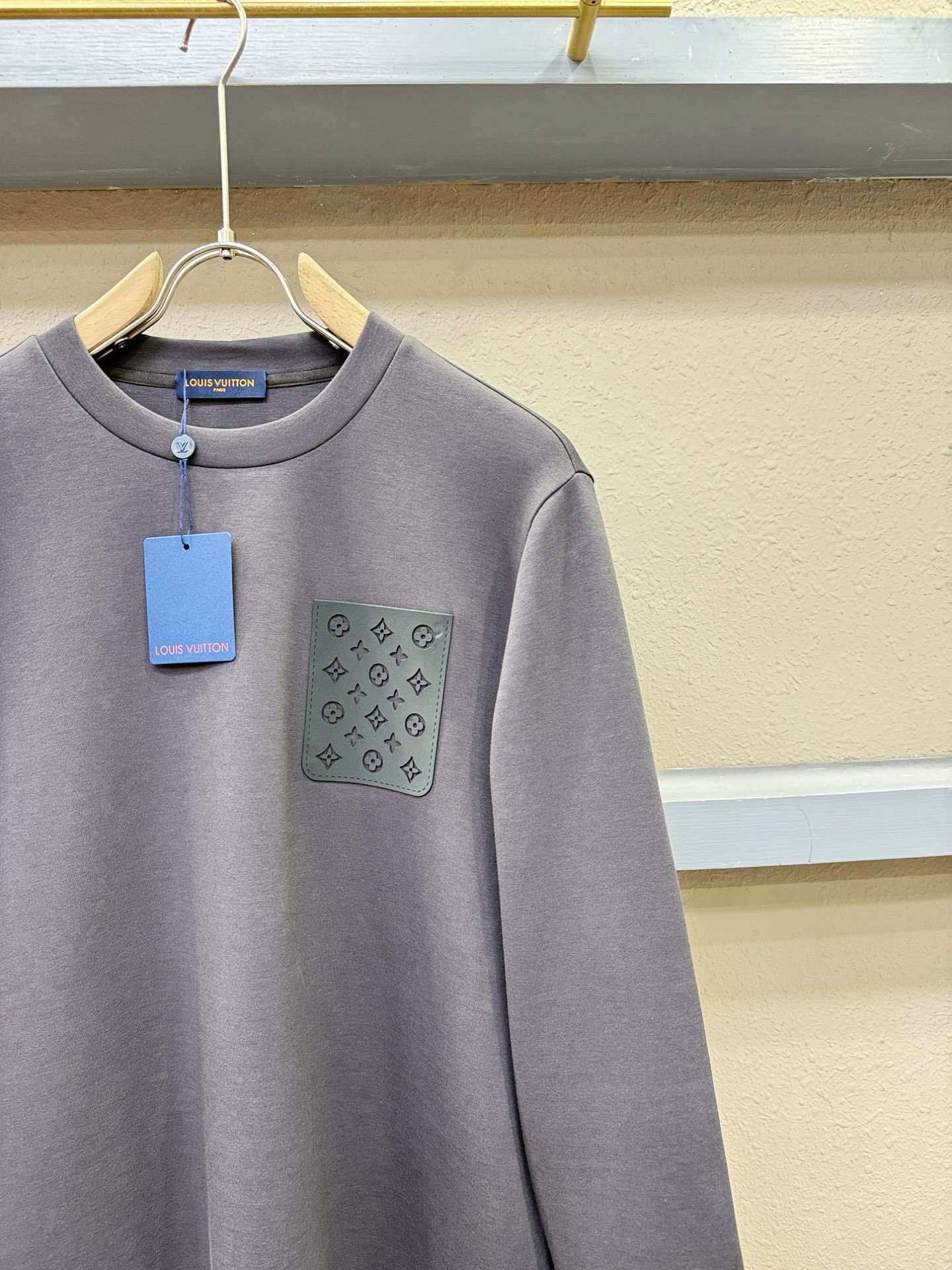 (最大可穿230斤) LV 2025ss新品 长袖卫衣，经典Logo设计，可单穿可打底，百搭款 官网同步