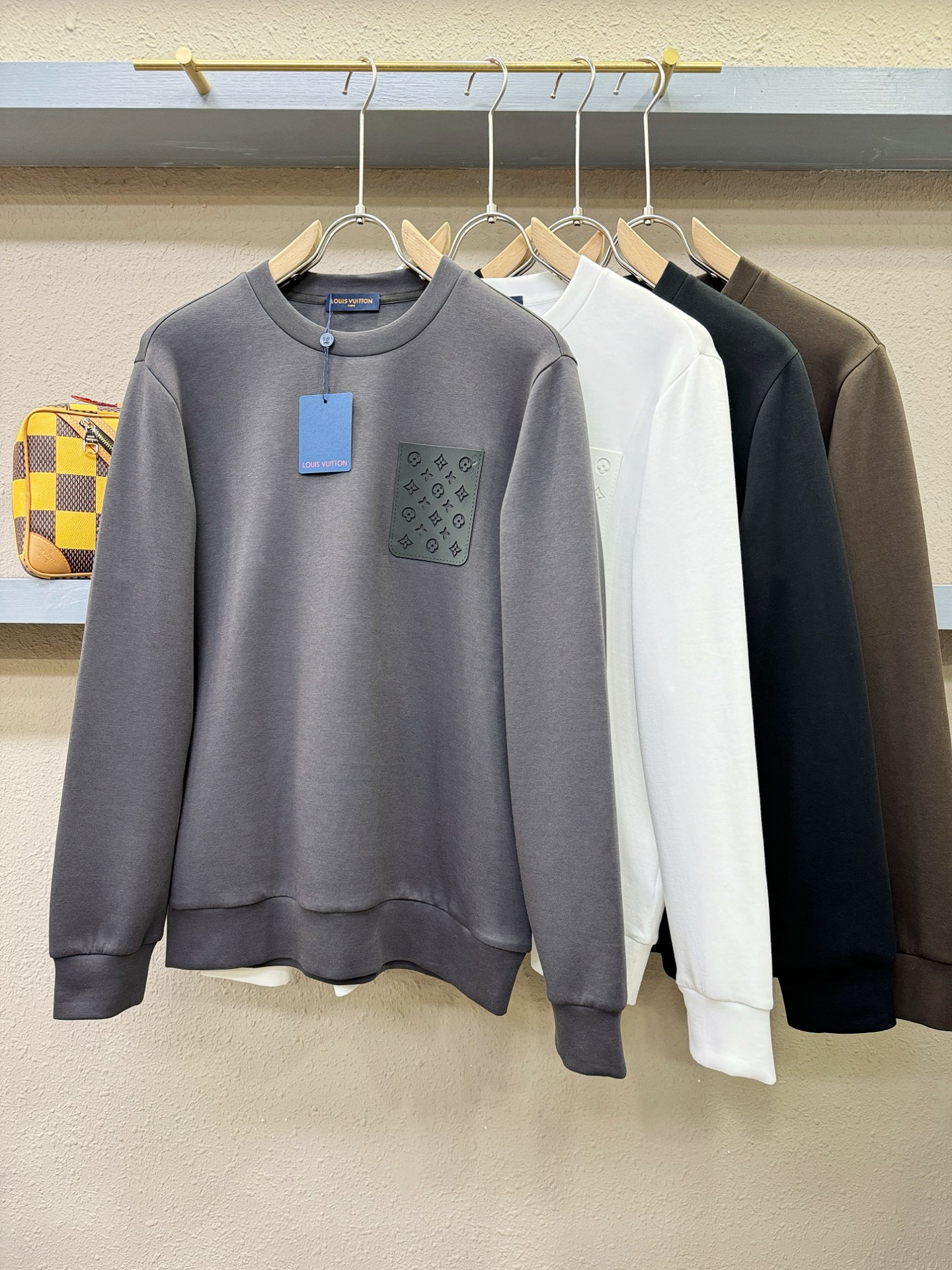 (最大可穿230斤) LV 2025ss新品 长袖卫衣，经典Logo设计，可单穿可打底，百搭款 官网同步