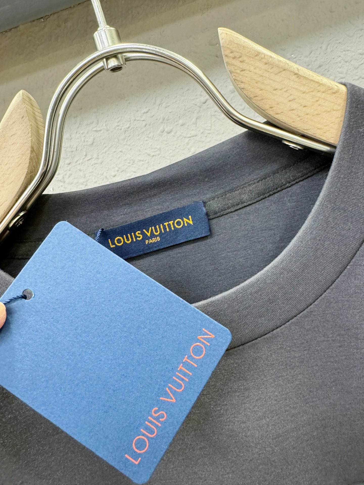 (最大可穿230斤) LV 2025ss新品 长袖卫衣，经典Logo设计，可单穿可打底，百搭款 官网同步