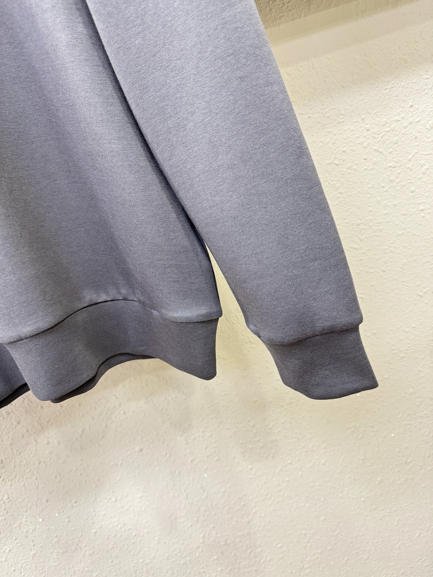 (最大可穿230斤) LV 2025ss新品 长袖卫衣，经典Logo设计，可单穿可打底，百搭款 官网同步