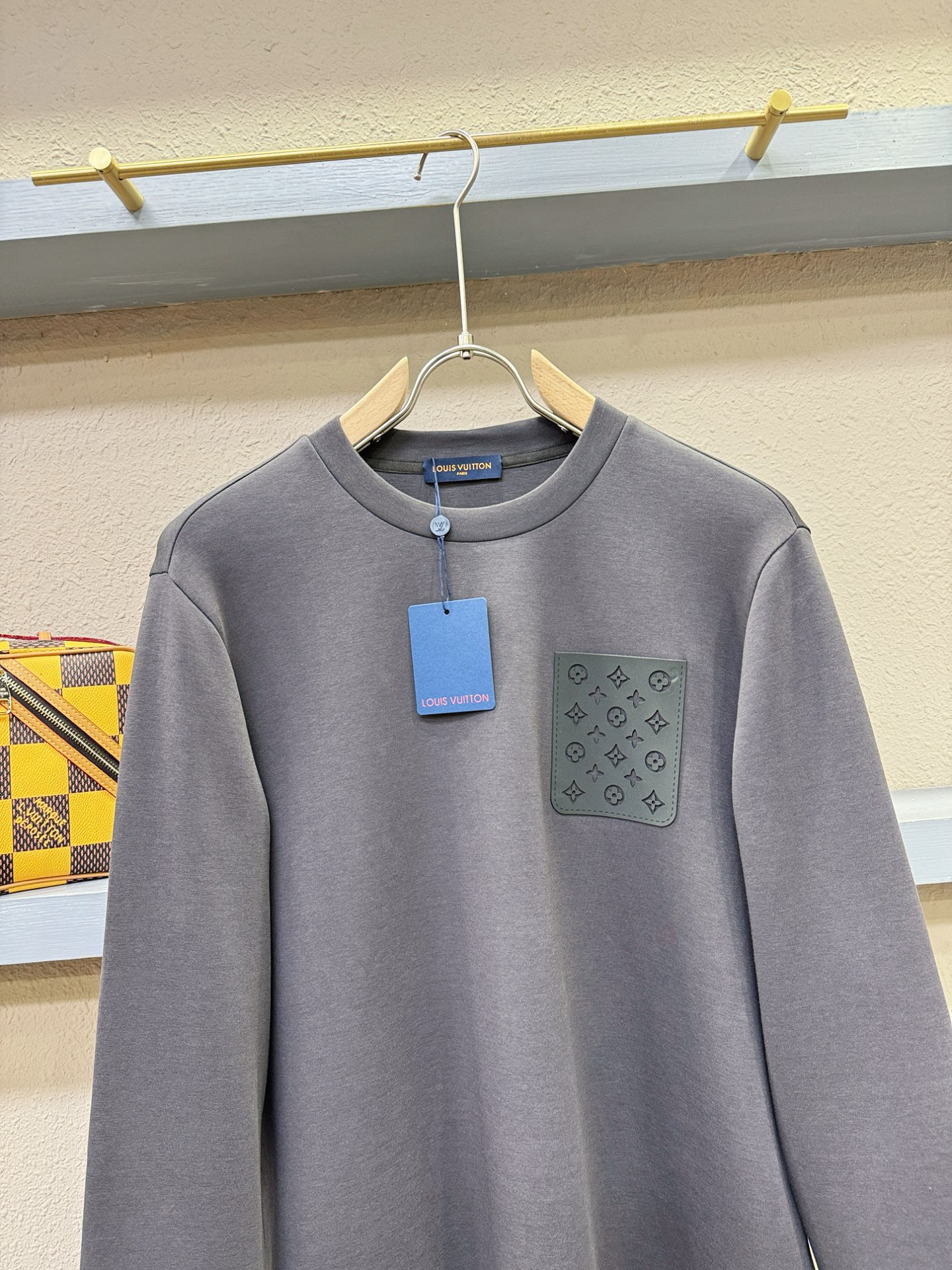 (最大可穿230斤) LV 2025ss新品 长袖卫衣，经典Logo设计，可单穿可打底，百搭款 官网同步