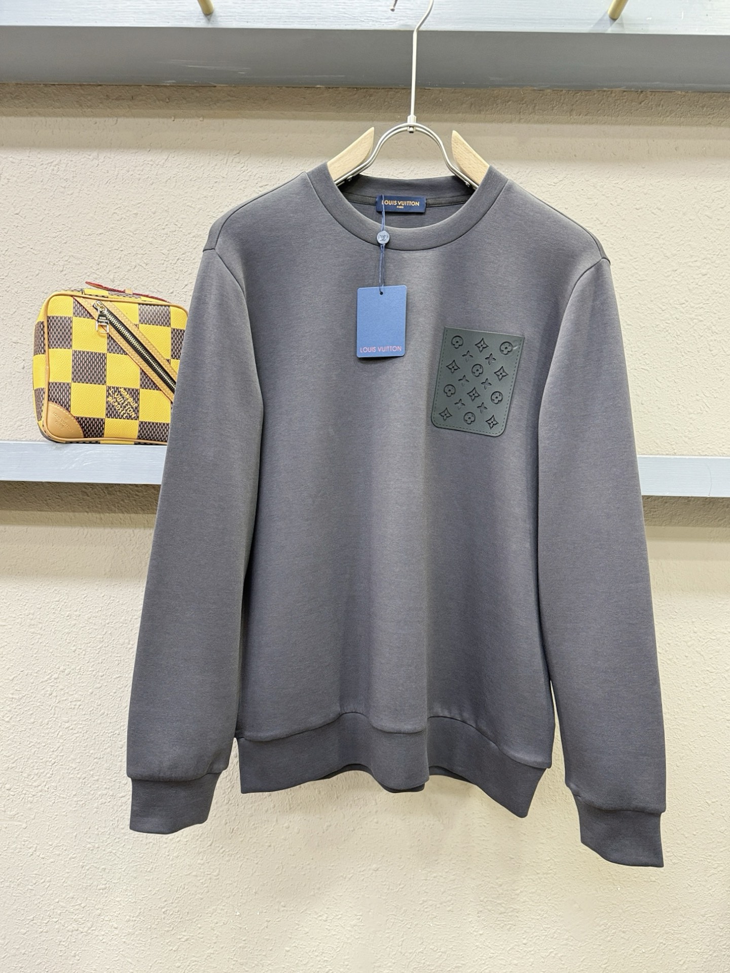 (最大可穿230斤) LV 2025ss新品 长袖卫衣，经典Logo设计，可单穿可打底，百搭款 官网同步