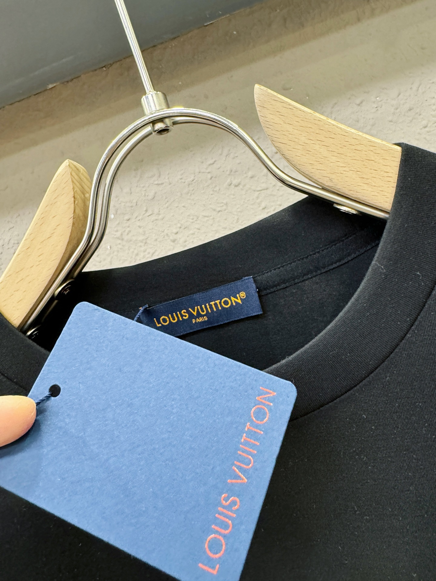 (最大可穿230斤) LV 2025ss新品 长袖卫衣，经典Logo设计，可单穿可打底，百搭款 官网同步