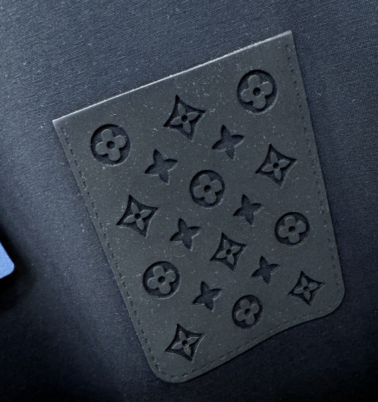 (最大可穿230斤) LV 2025ss新品 长袖卫衣，经典Logo设计，可单穿可打底，百搭款 官网同步