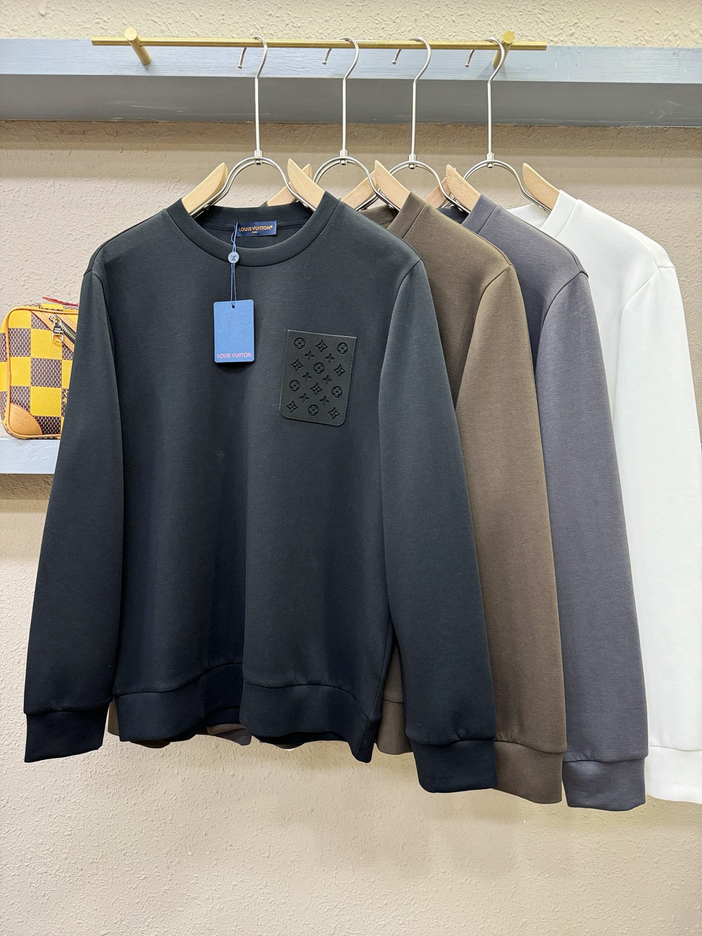 (最大可穿230斤) LV 2025ss新品 长袖卫衣，经典Logo设计，可单穿可打底，百搭款 官网同步