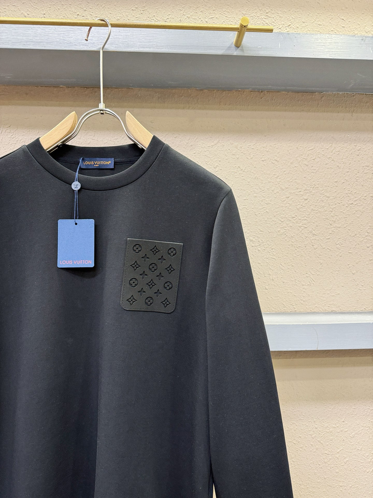 (最大可穿230斤) LV 2025ss新品 长袖卫衣，经典Logo设计，可单穿可打底，百搭款 官网同步