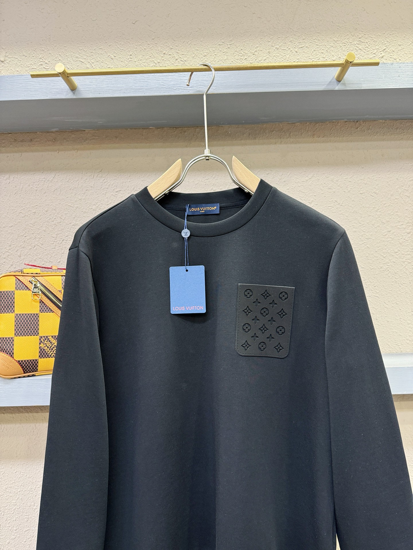 (最大可穿230斤) LV 2025ss新品 长袖卫衣，经典Logo设计，可单穿可打底，百搭款 官网同步