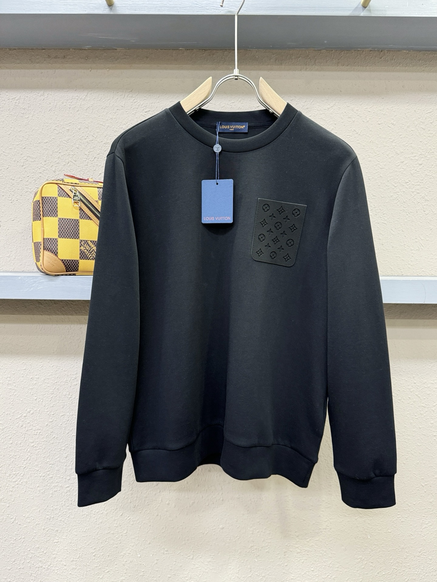 (最大可穿230斤) LV 2025ss新品 长袖卫衣，经典Logo设计，可单穿可打底，百搭款 官网同步