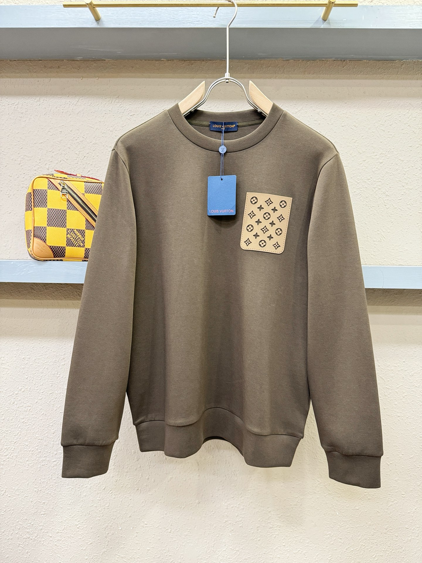 (最大可穿230斤) LV 2025ss新品 长袖卫衣，经典Logo设计，可单穿可打底，百搭款 官网同步