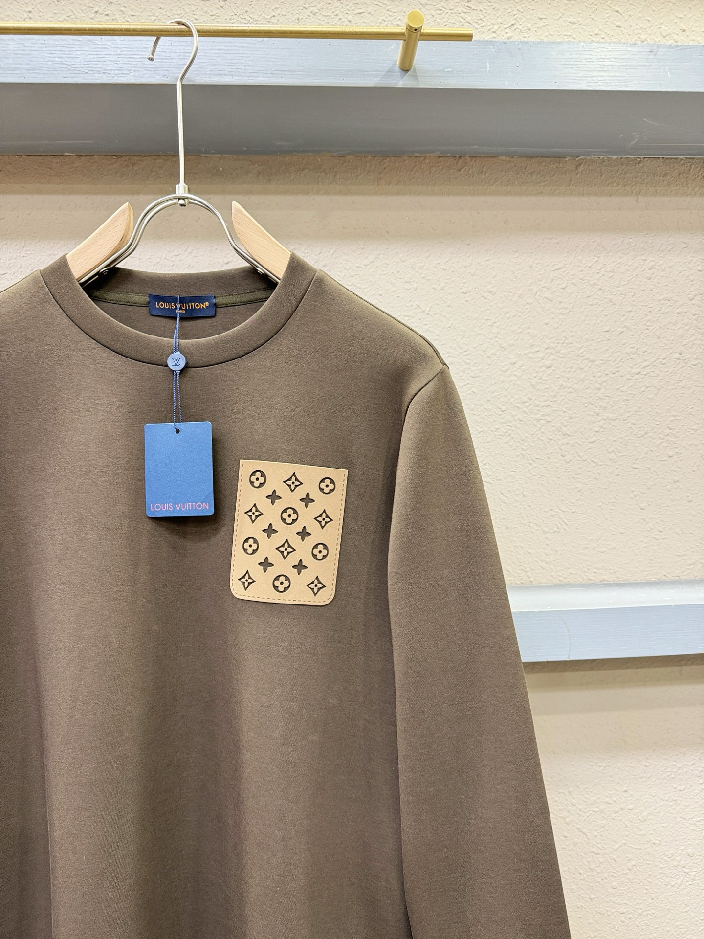 (最大可穿230斤) LV 2025ss新品 长袖卫衣，经典Logo设计，可单穿可打底，百搭款 官网同步