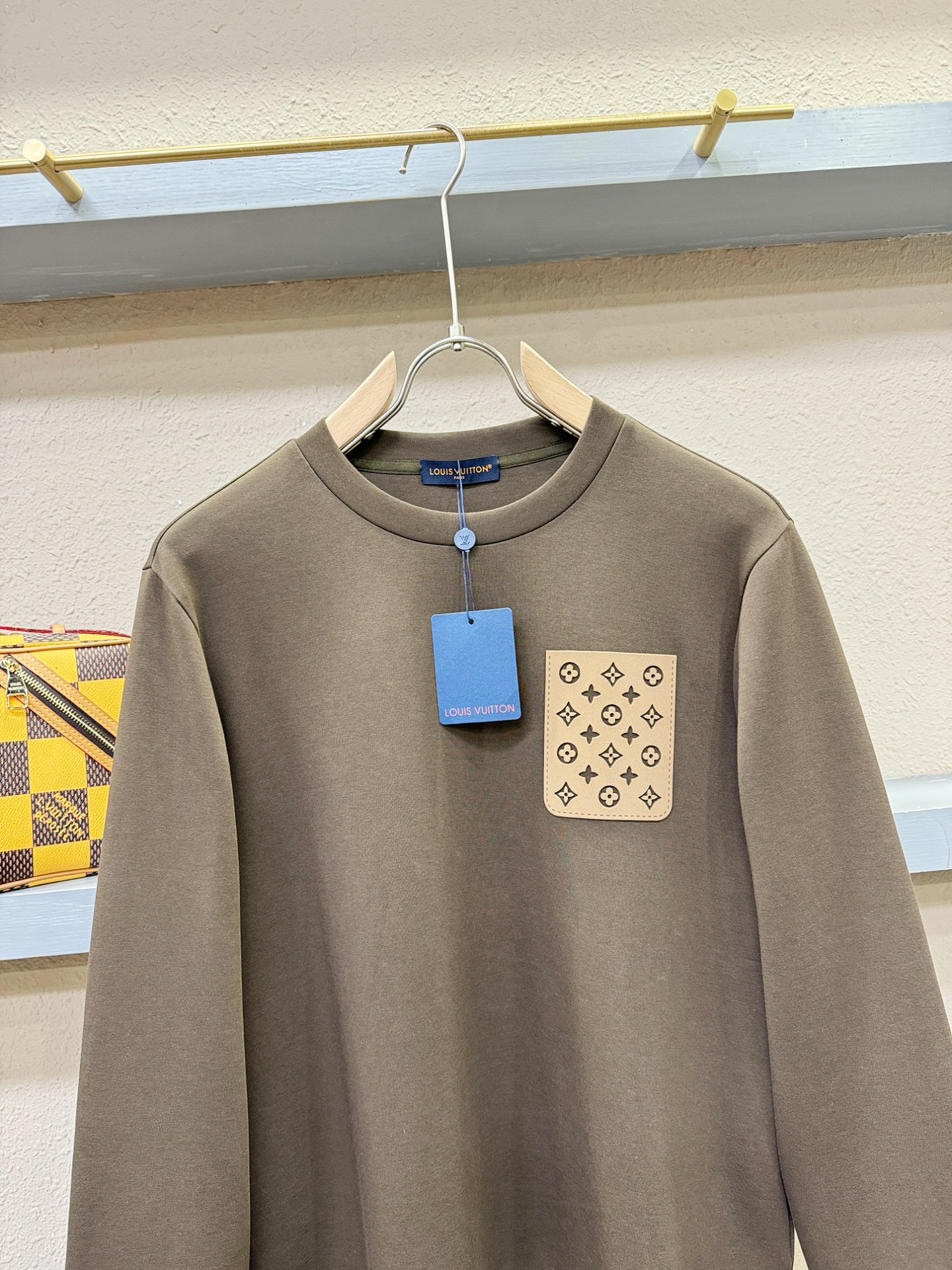 (最大可穿230斤) LV 2025ss新品 长袖卫衣，经典Logo设计，可单穿可打底，百搭款 官网同步