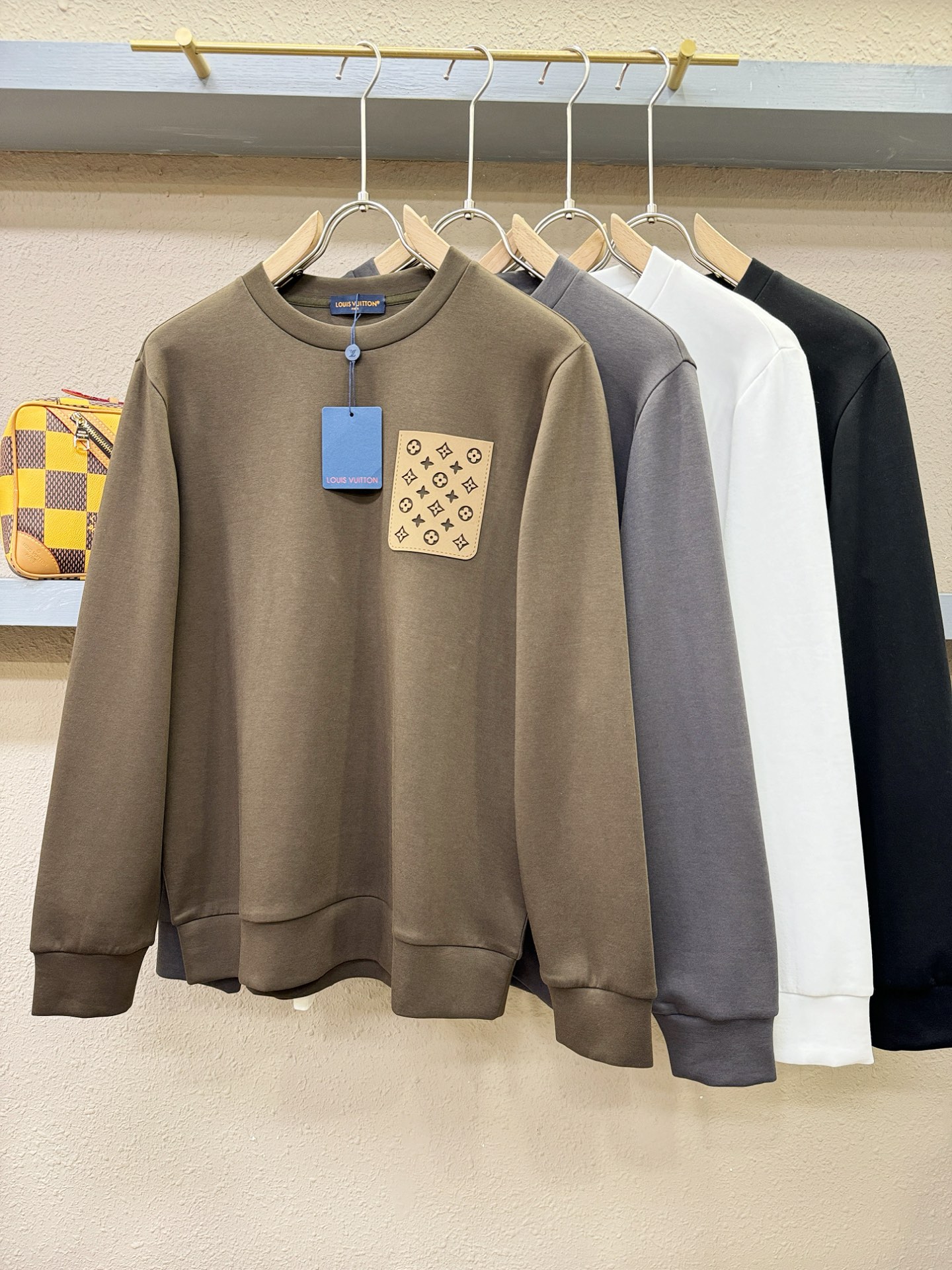 (最大可穿230斤) LV 2025ss新品 长袖卫衣，经典Logo设计，可单穿可打底，百搭款 官网同步