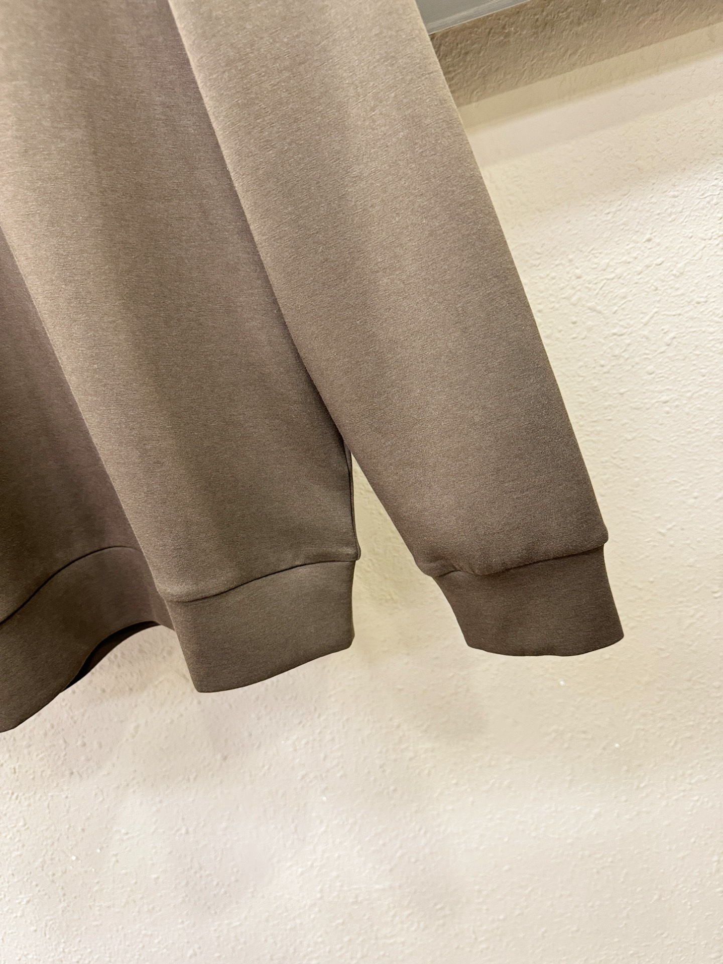 (最大可穿230斤) LV 2025ss新品 长袖卫衣，经典Logo设计，可单穿可打底，百搭款 官网同步