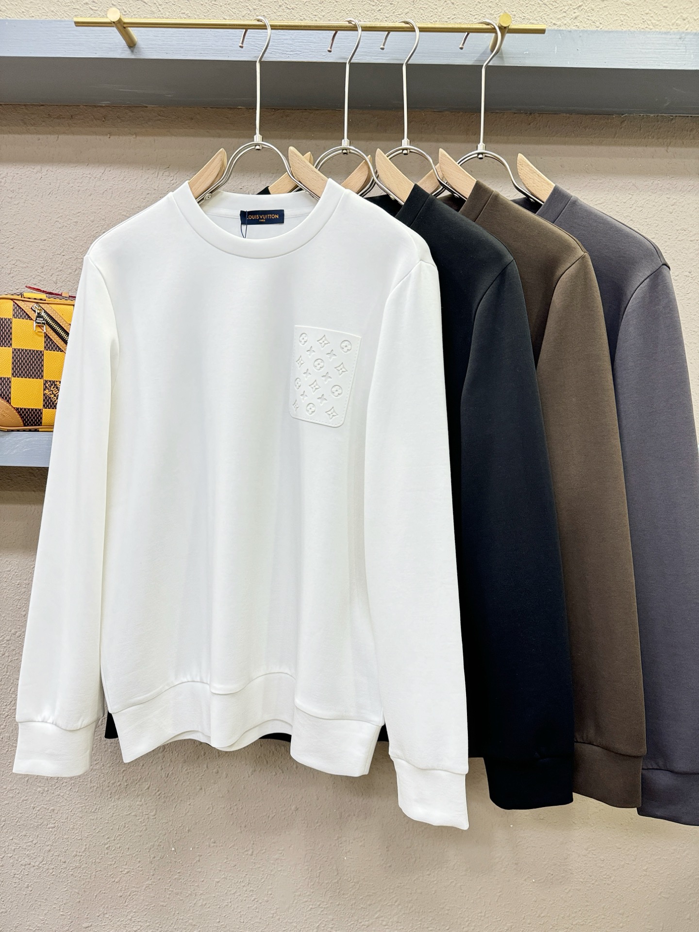 (最大可穿230斤) LV 2025ss新品 长袖卫衣，经典Logo设计，可单穿可打底，百搭款 官网同步