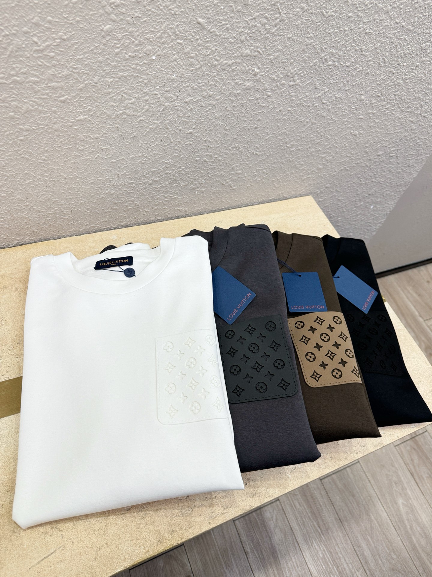 (最大可穿230斤) LV 2025ss新品 长袖卫衣，经典Logo设计，可单穿可打底，百搭款 官网同步