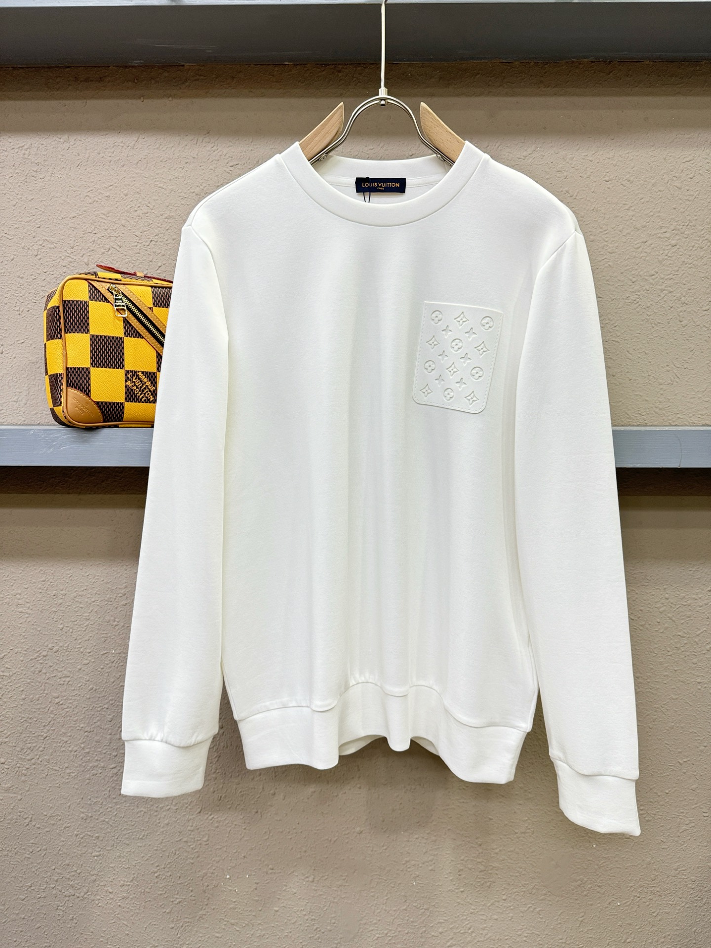 (最大可穿230斤) LV 2025ss新品 长袖卫衣，经典Logo设计，可单穿可打底，百搭款 官网同步