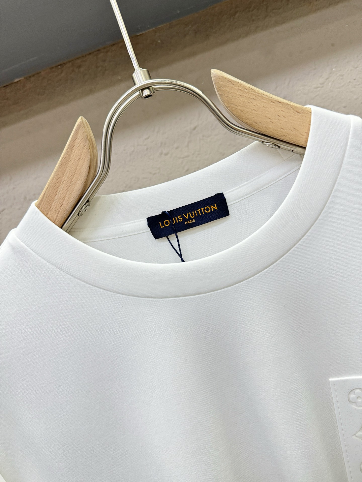 (最大可穿230斤) LV 2025ss新品 长袖卫衣，经典Logo设计，可单穿可打底，百搭款 官网同步