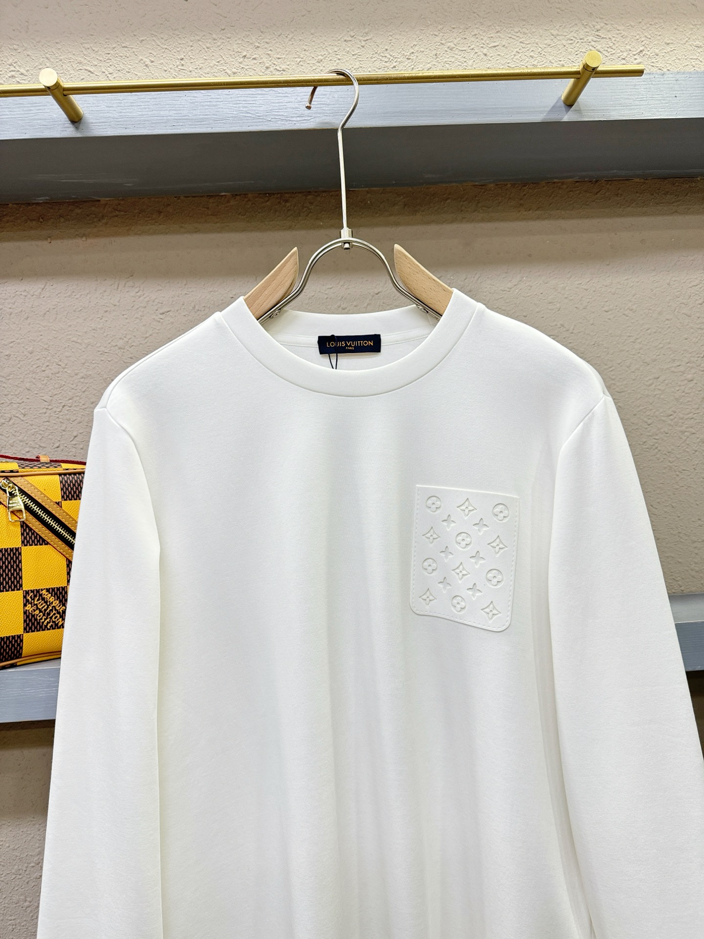 (最大可穿230斤) LV 2025ss新品 长袖卫衣，经典Logo设计，可单穿可打底，百搭款 官网同步