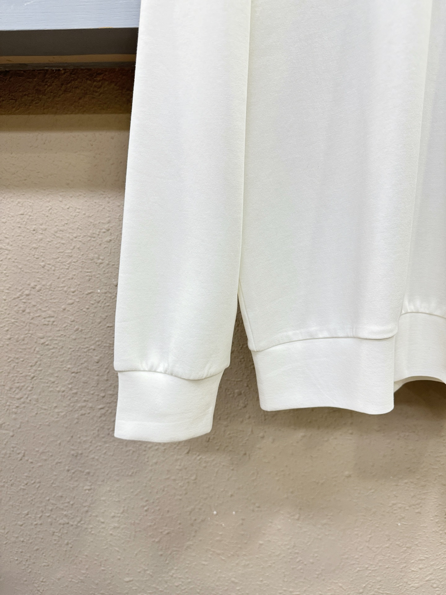 (最大可穿230斤) LV 2025ss新品 长袖卫衣，经典Logo设计，可单穿可打底，百搭款 官网同步