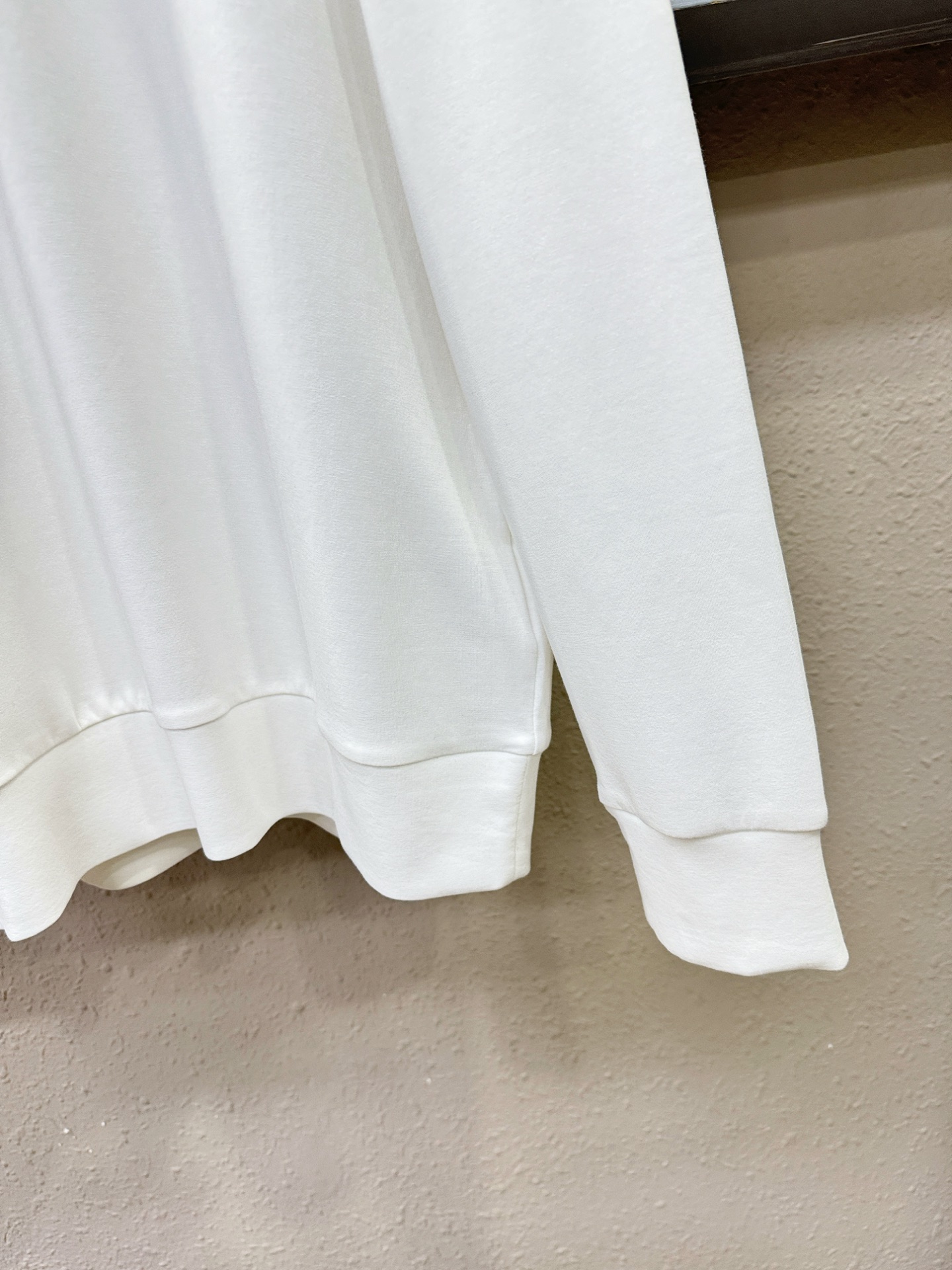 (最大可穿230斤) LV 2025ss新品 长袖卫衣，经典Logo设计，可单穿可打底，百搭款 官网同步