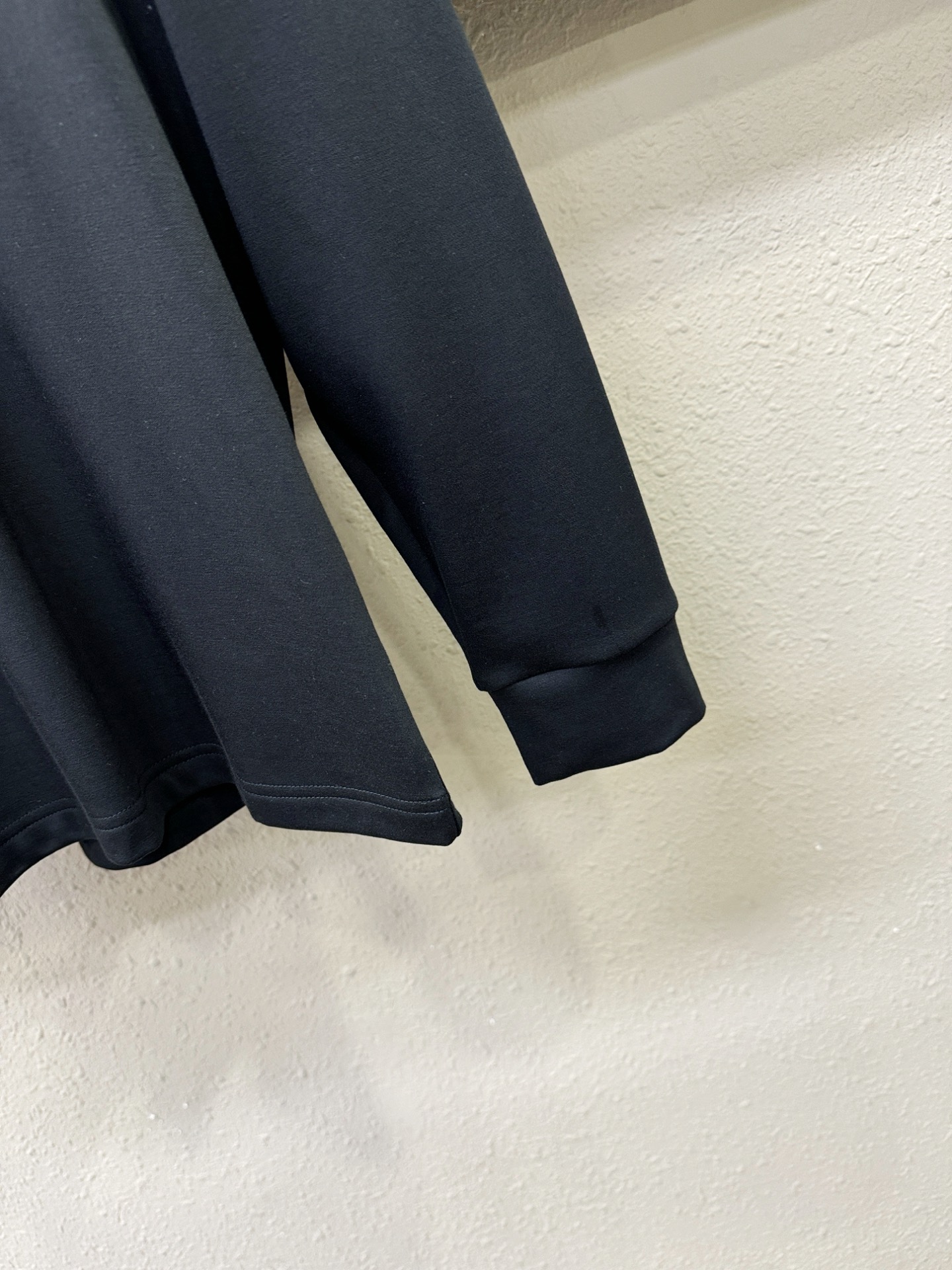 FENDI芬迪 2025ss秋冬新品 长袖T恤，经典Logo设计，百搭款 官网同步发售 定制面料，柔软细