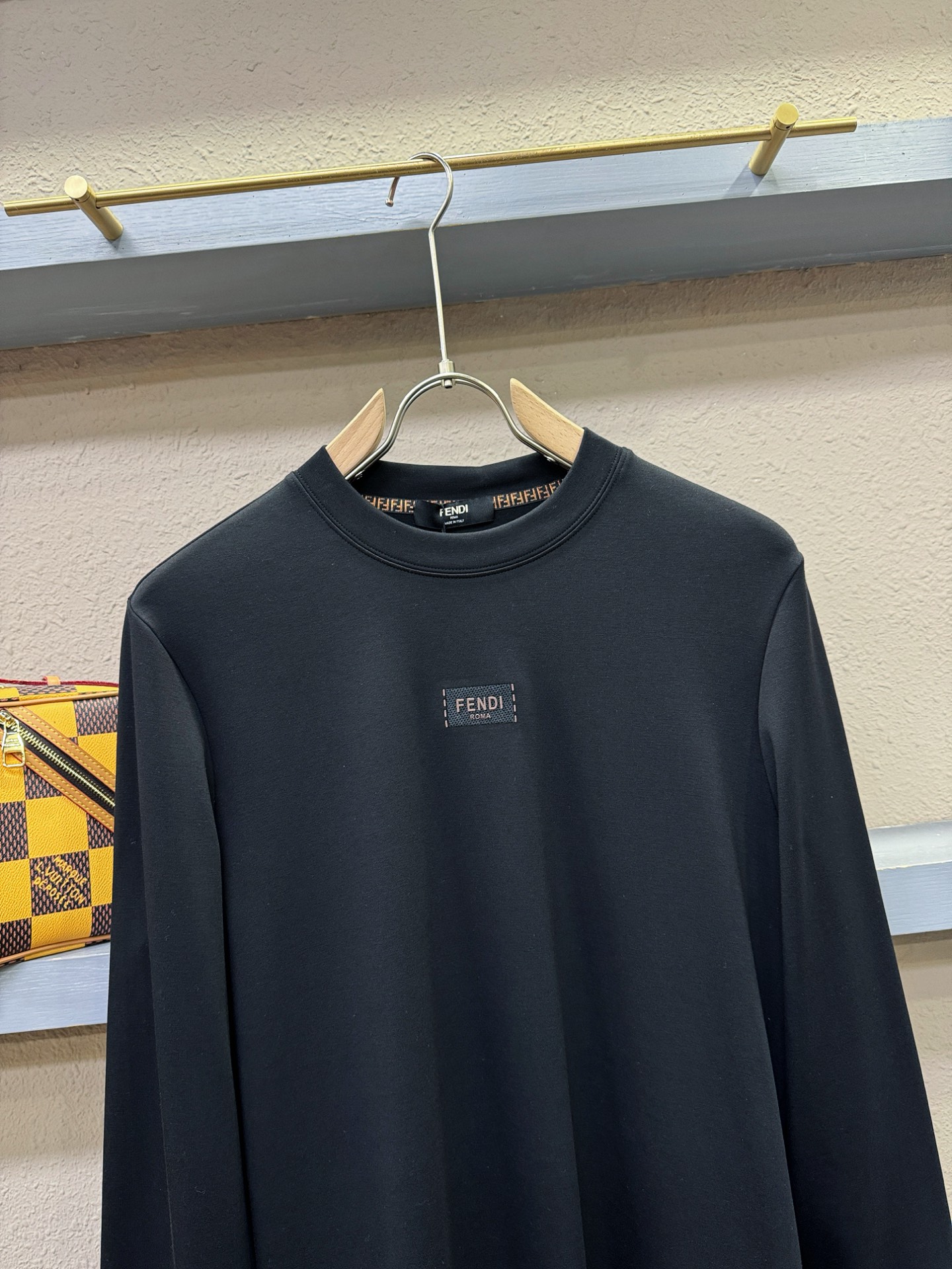 FENDI芬迪 2025ss秋冬新品 长袖T恤，经典Logo设计，百搭款 官网同步发售 定制面料，柔软细