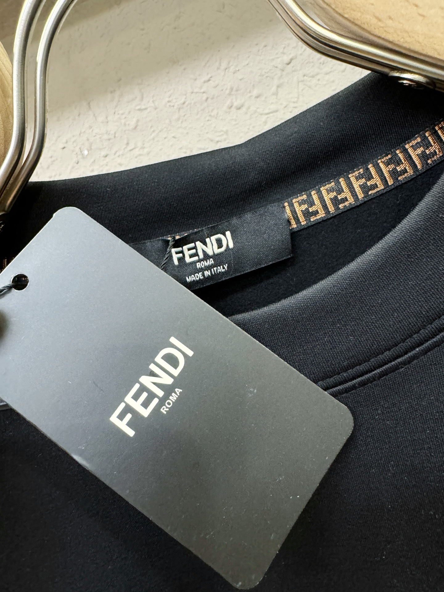 FENDI芬迪 2025ss秋冬新品 长袖T恤，经典Logo设计，百搭款 官网同步发售 定制面料，柔软细