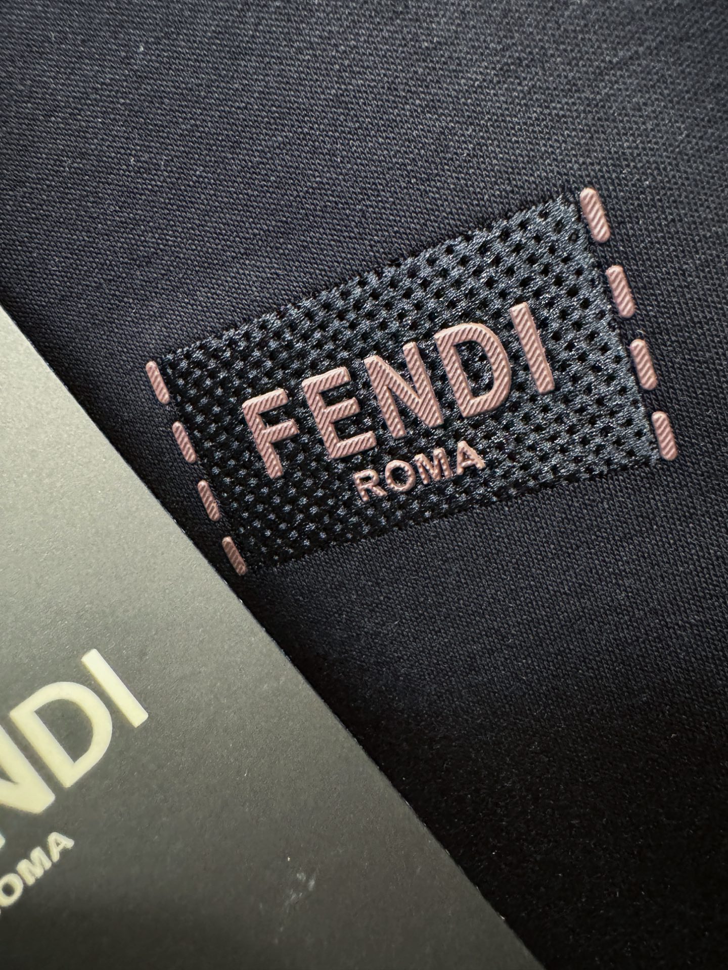 FENDI芬迪 2025ss秋冬新品 长袖T恤，经典Logo设计，百搭款 官网同步发售 定制面料，柔软细