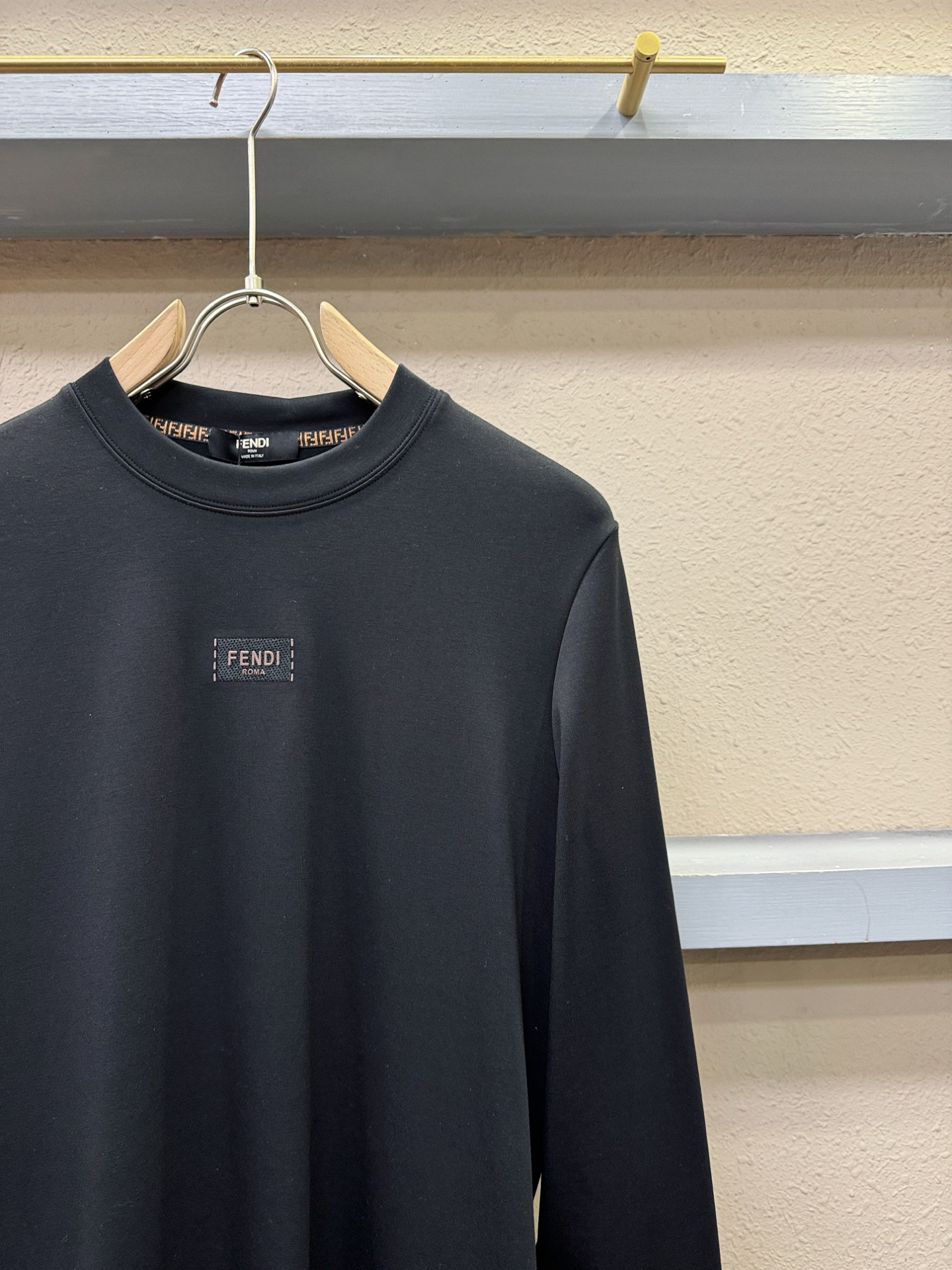 FENDI芬迪 2025ss秋冬新品 长袖T恤，经典Logo设计，百搭款 官网同步发售 定制面料，柔软细