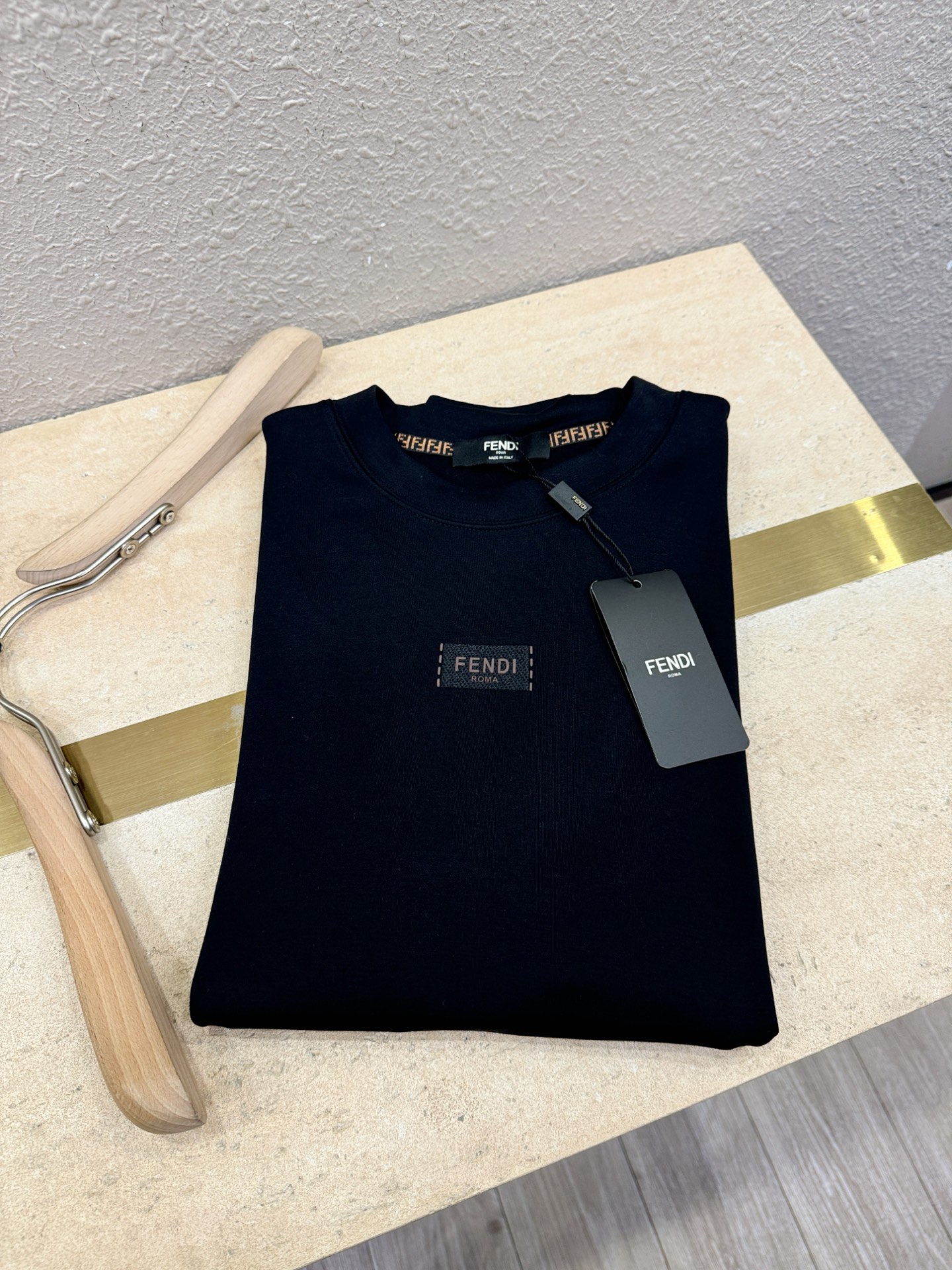 FENDI芬迪 2025ss秋冬新品 长袖T恤，经典Logo设计，百搭款 官网同步发售 定制面料，柔软细