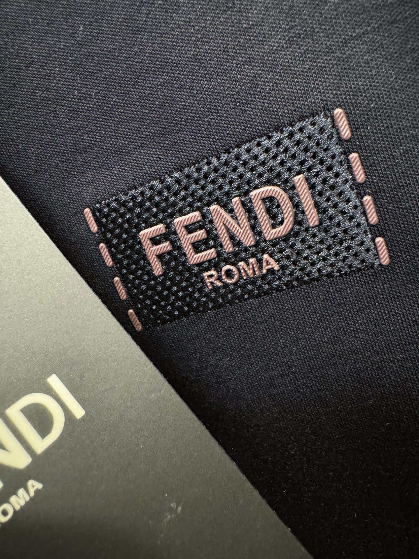 FENDI芬迪 2025ss秋冬新品 长袖T恤，经典Logo设计，百搭款 官网同步发售 定制面料，柔软细