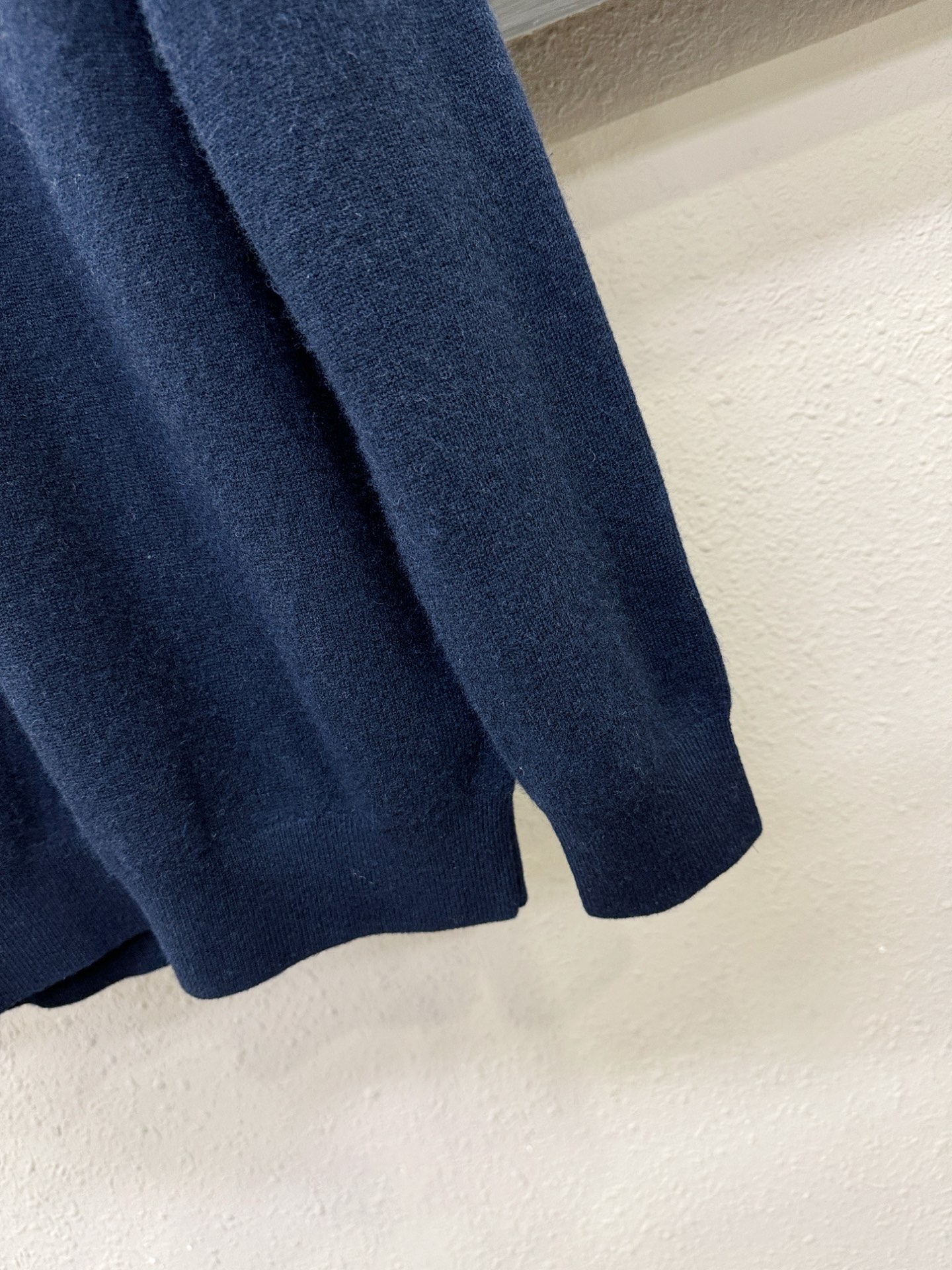 (最大可穿230斤) PRADA 普拉达 2025秋冬新款羊绒毛衣，羊绒+绵羊毛。logo图案设计，胸前