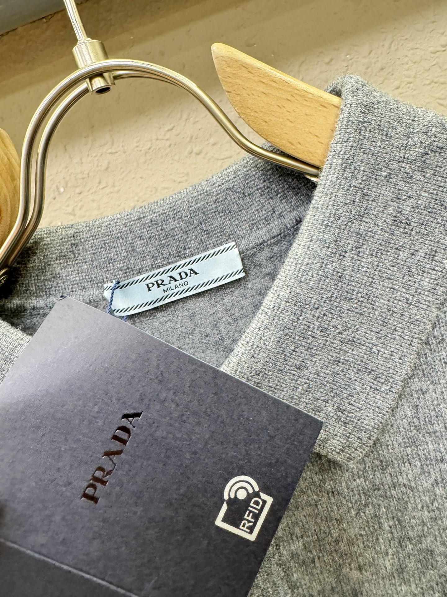 (最大可穿230斤) PRADA 普拉达 2025秋冬新款羊绒毛衣，羊绒+绵羊毛。logo图案设计，胸前