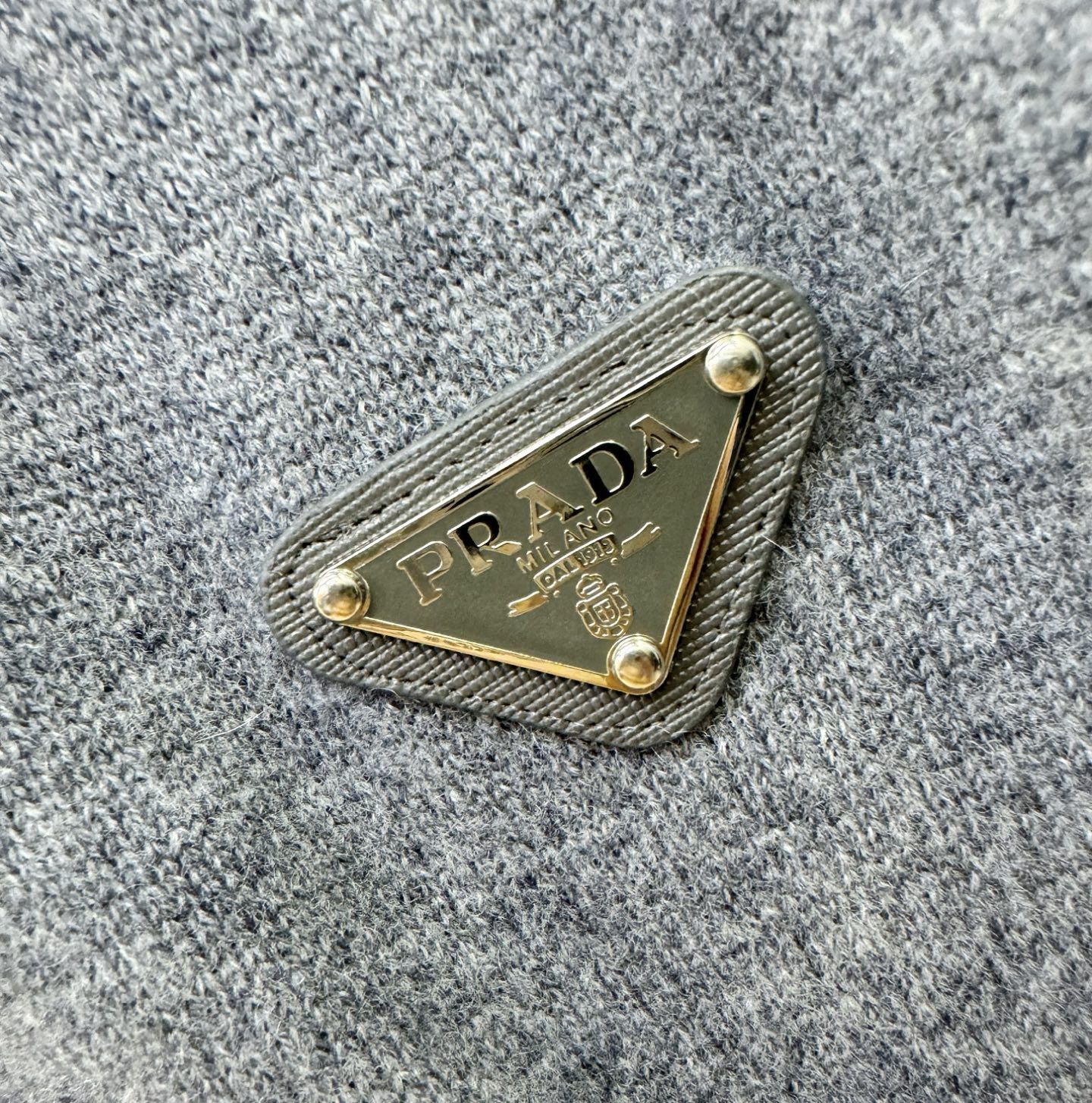 (最大可穿230斤) PRADA 普拉达 2025秋冬新款羊绒毛衣，羊绒+绵羊毛。logo图案设计，胸前