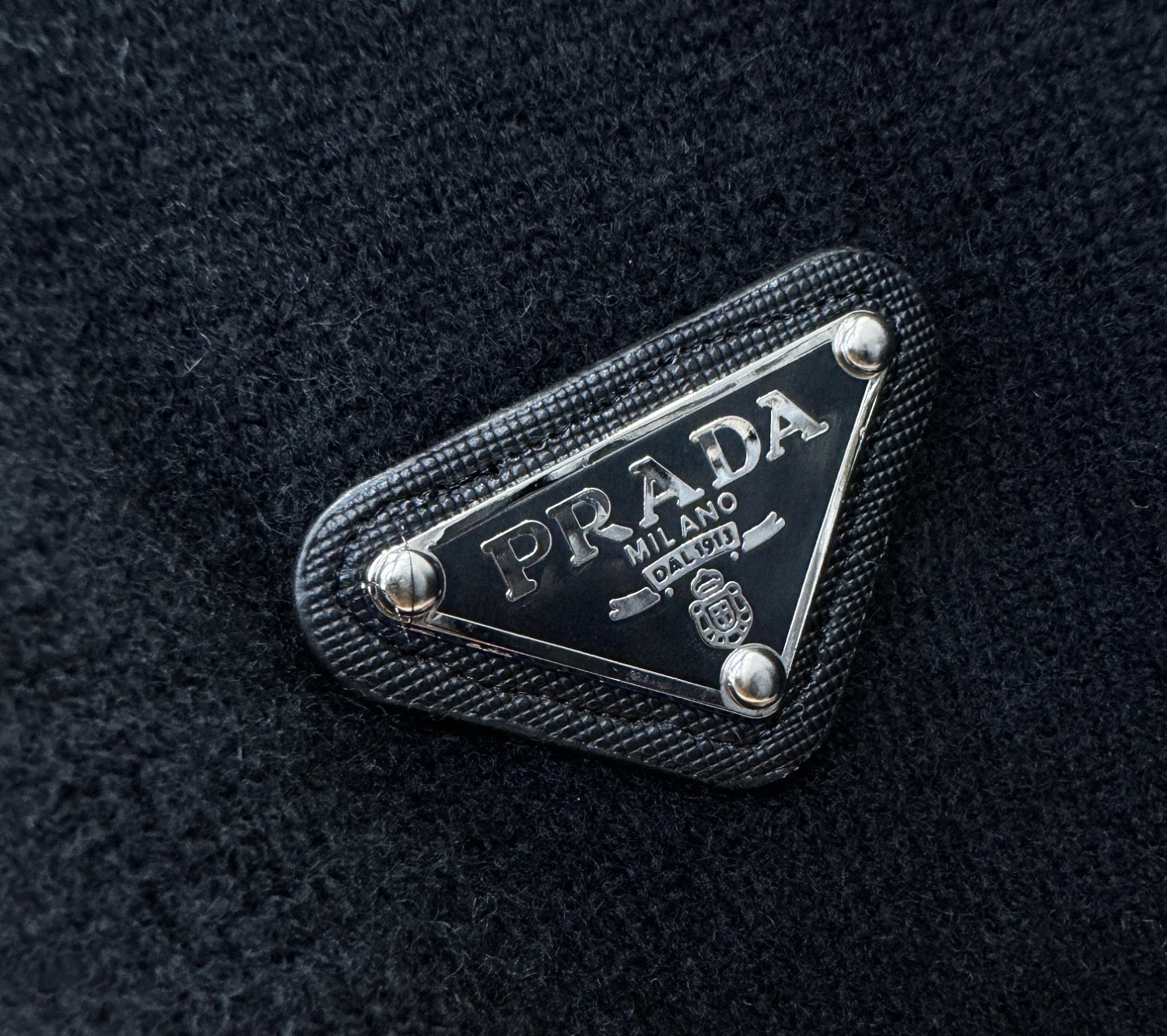 (最大可穿230斤) PRADA 普拉达 2025秋冬新款羊绒毛衣，羊绒+绵羊毛。logo图案设计，胸前