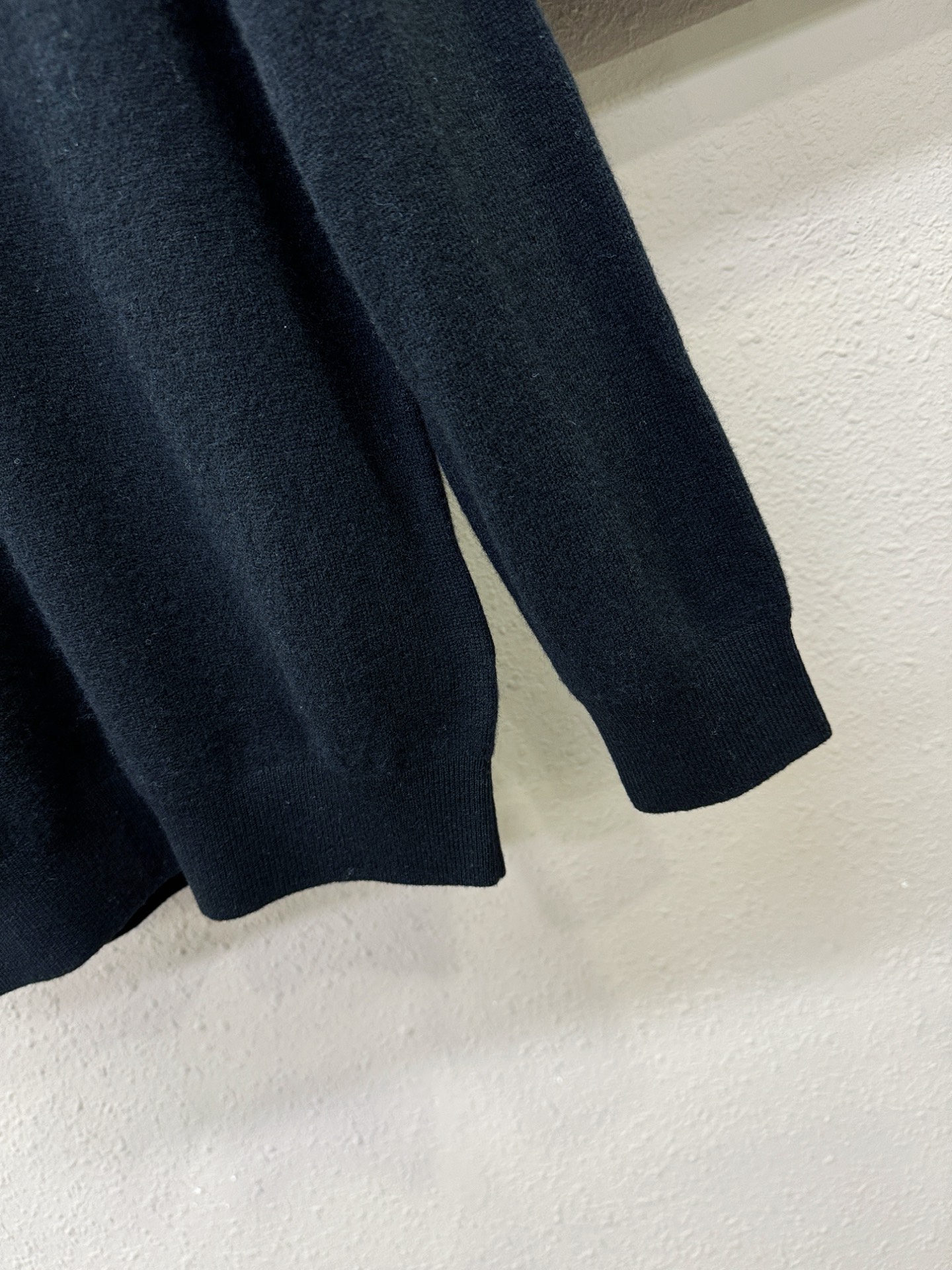 (最大可穿230斤) PRADA 普拉达 2025秋冬新款羊绒毛衣，羊绒+绵羊毛。logo图案设计，胸前