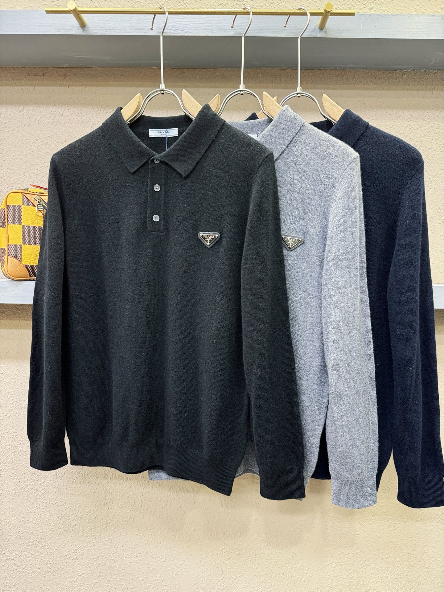 (最大可穿230斤) PRADA 普拉达 2025秋冬新款羊绒毛衣，羊绒+绵羊毛。logo图案设计，胸前