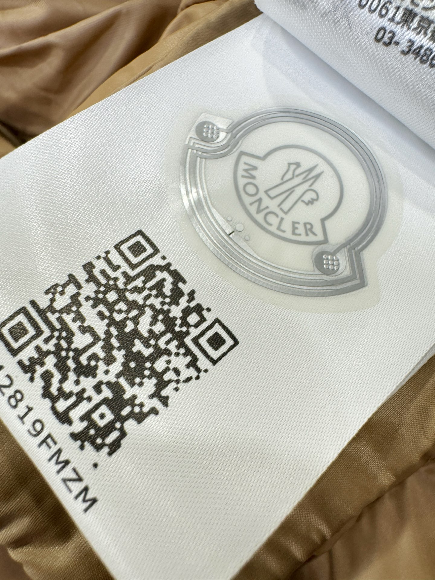 爆款羽绒服 Moncler蒙口 2025新款羽绒服秀场新品，品相非常完美，专柜高科技防水面料，内里90%
