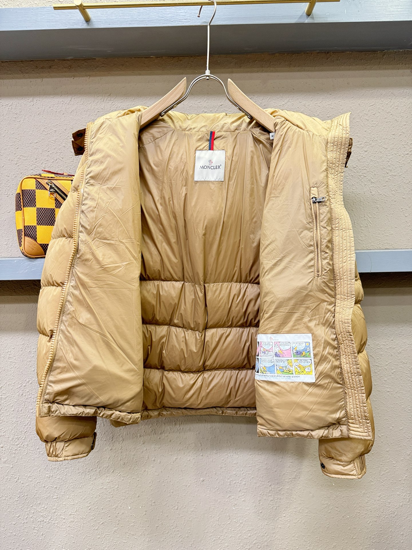 爆款羽绒服 Moncler蒙口 2025新款羽绒服秀场新品，品相非常完美，专柜高科技防水面料，内里90%