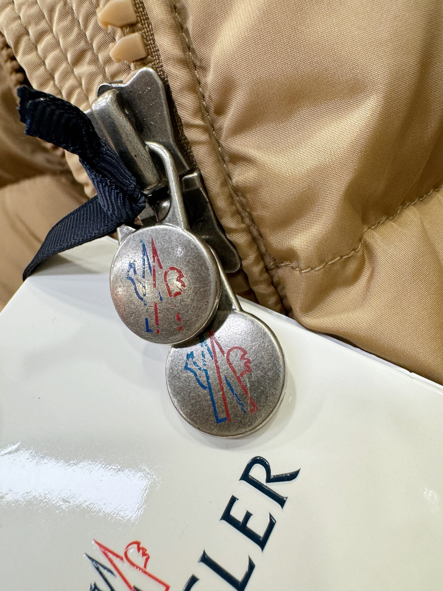 爆款羽绒服 Moncler蒙口 2025新款羽绒服秀场新品，品相非常完美，专柜高科技防水面料，内里90%